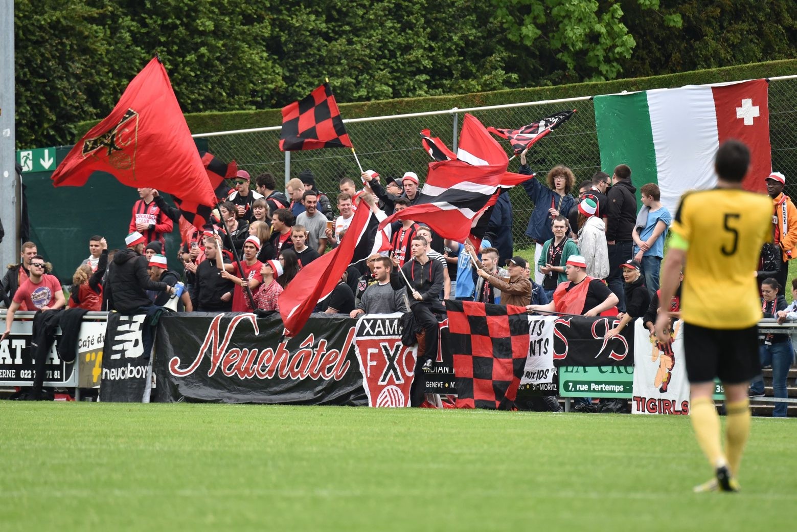 Supporters xamaxiens et servettiens se sont affrontés en dehors du stade avant la rencontre opposant leurs équipes favorites.