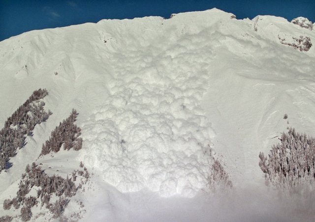 deux skieurs hors-piste ont été partiellement ensevelis par une avalanche dans les Grisons. Ici une avalanche dans les montagnes valaisannes.