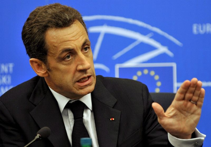 Nicolas Sarkosy entend profiter de la crise de la zone euro, pour refaire son retard sur François Hollande dans la campagne présidentielle française.
