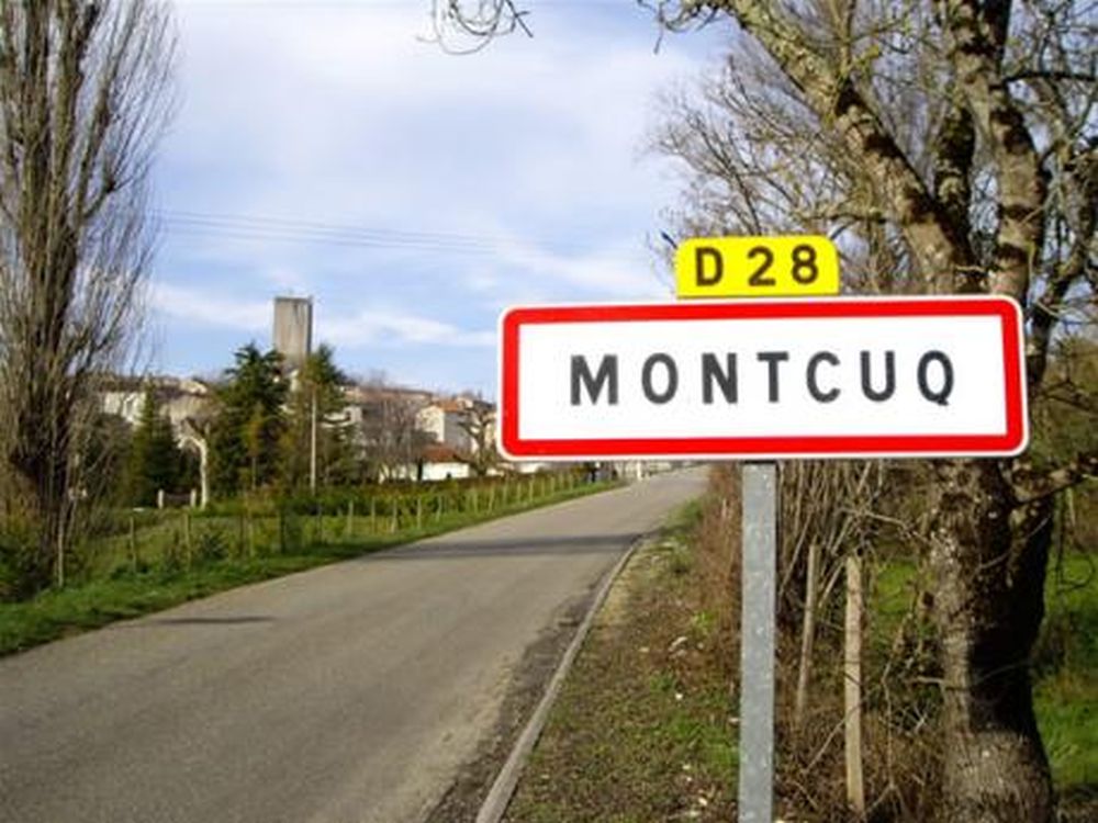 De nombreux humoristes ont joué de longue date avec la consonance du nom de la commune de Montcuq.