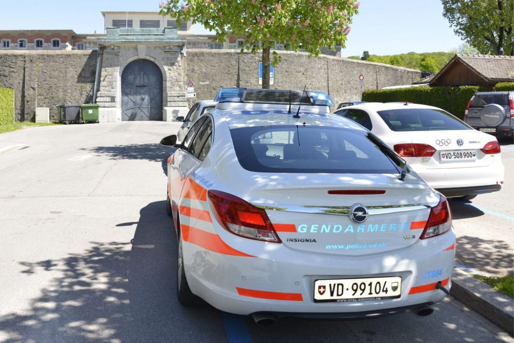 Une voiture de la gendarmerie devant la prison de Bois-Mermet suite a une évasion de plusieurs prisonniers ce mardi 14 mai 2013 a Lausanne. 