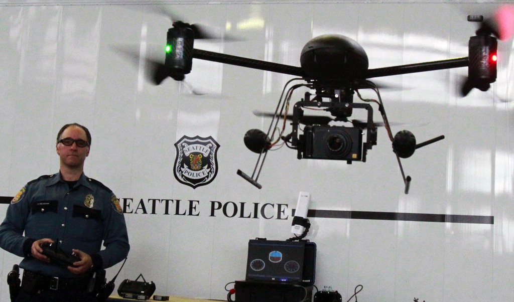 La police fédérale américaine (FBI) utilise des drones de surveillance aux Etats-Unis (comme ici la police de Seattle) mais de manière "limitée", a assuré son directeur, Robert Mueller.