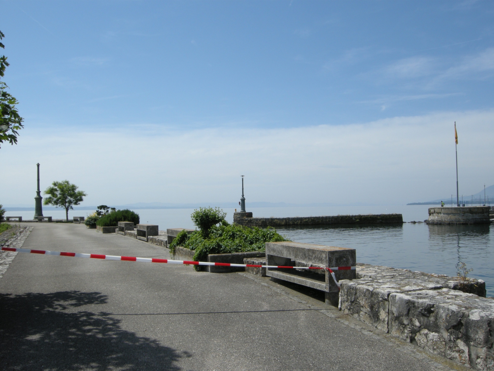 La police a fermé l'accès aux deux jetées du port de Neuchâtel suite au drame.                             