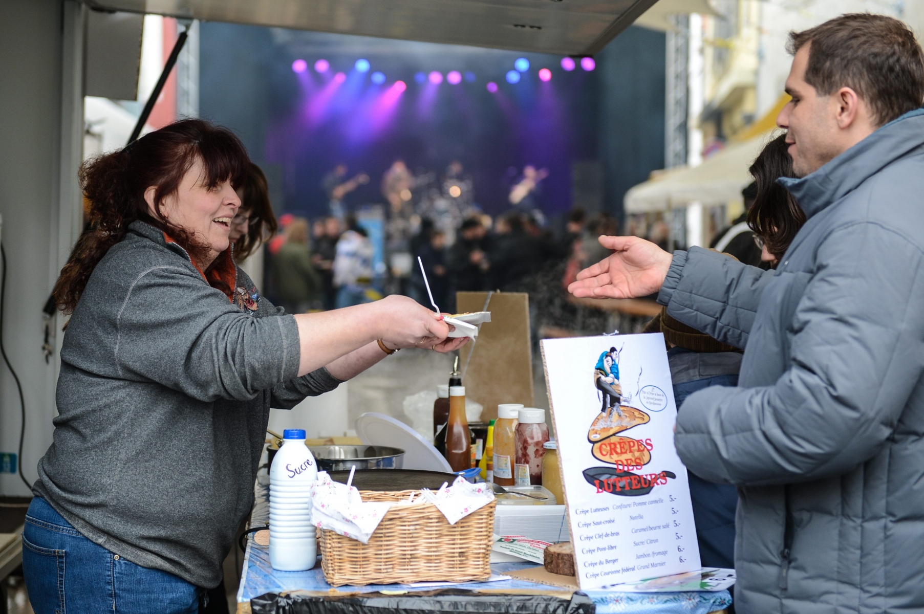 A cette Fête de mai 2013, il y avait à boire et à manger, mais le règlement stipule qui y a droit.

LA CHAUX-DE-FONDS 24.05.2013

PHOTO: CHRISTIAN GALLEY