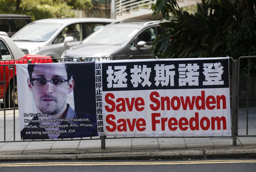 L'ex-consultant informatique de l'agence de renseignement américaine Edward Snowden, inculpé par la justice des Etats-Unis, a quitté Hong Kong dimanche à bord d'un vol Aeroflot à destination de Moscou.