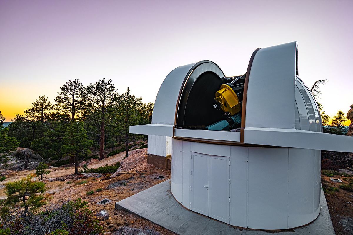 Les chercheurs du Pôle national de recherche PlanetS ont eu recours à un instrument spécialisé, le télescope SAINT-EX.