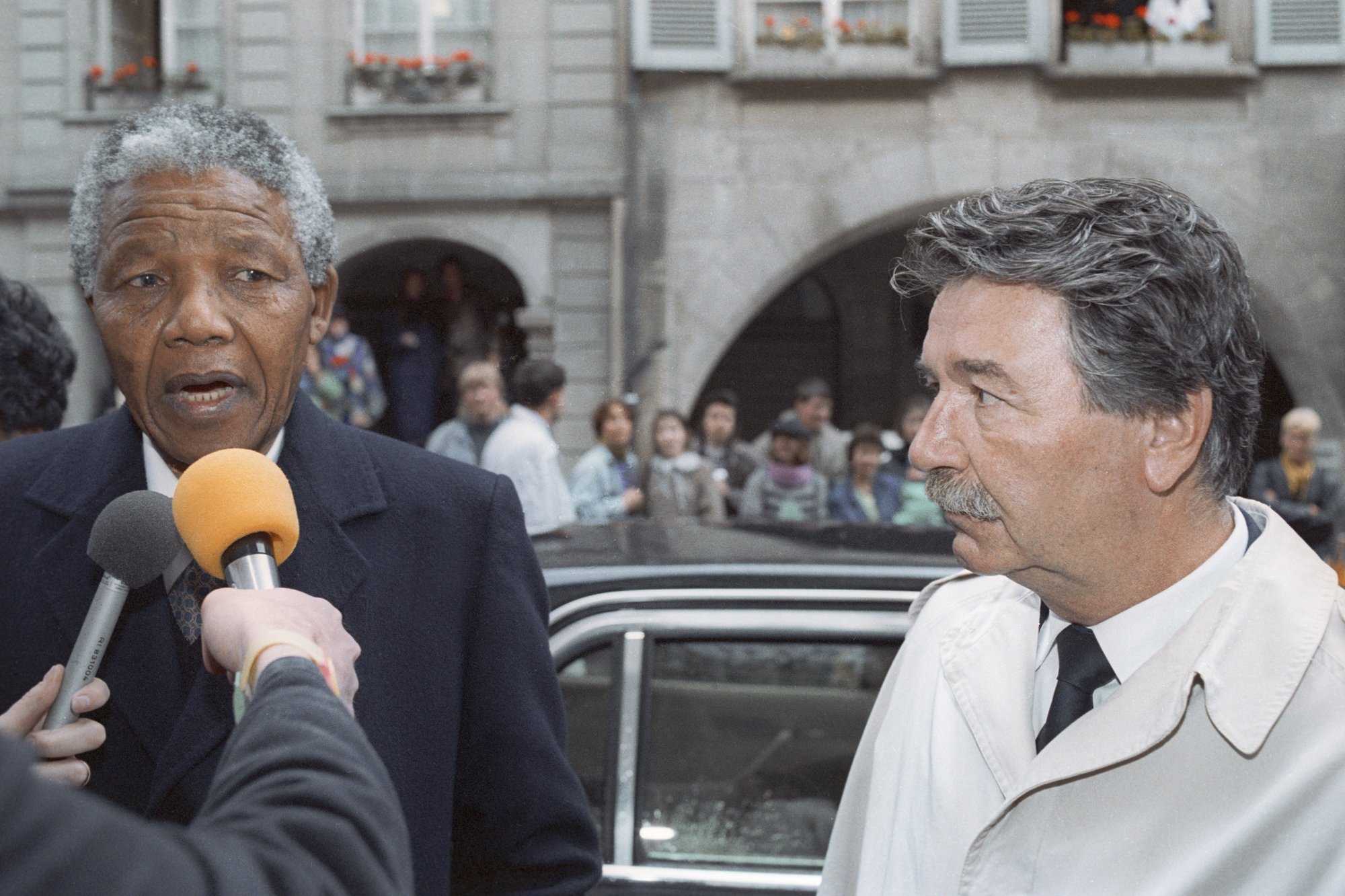 Nelson Mandela le 9 juin 1990, aux côtés de René Felber, lors de sa visite à Berne, quatre mois après sa libération.