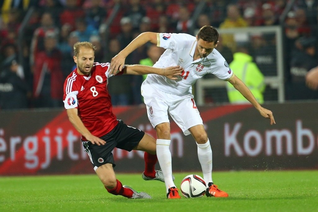 Migjen Basha (en rouge), ici durant une rencontre internationale avec l'Albanie contre la Serbie, rejoint Xamax.