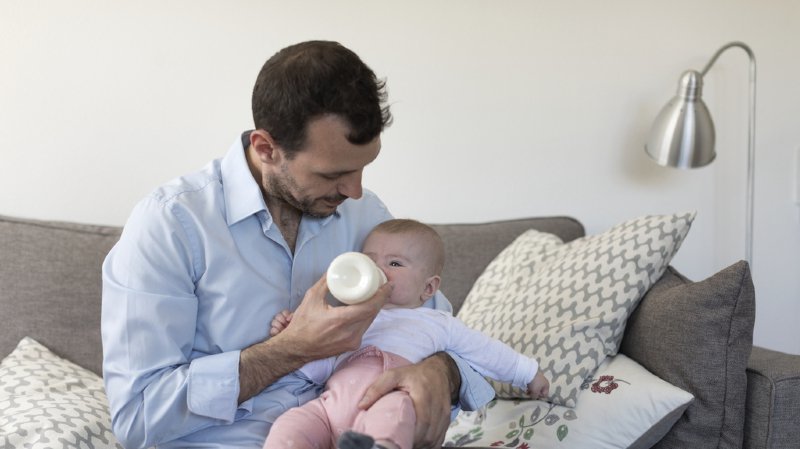 Les Suisses ont soutenu dimanche l’introduction d’un congé paternité à 60,3%, selon les résultats définitifs. (Illustration)