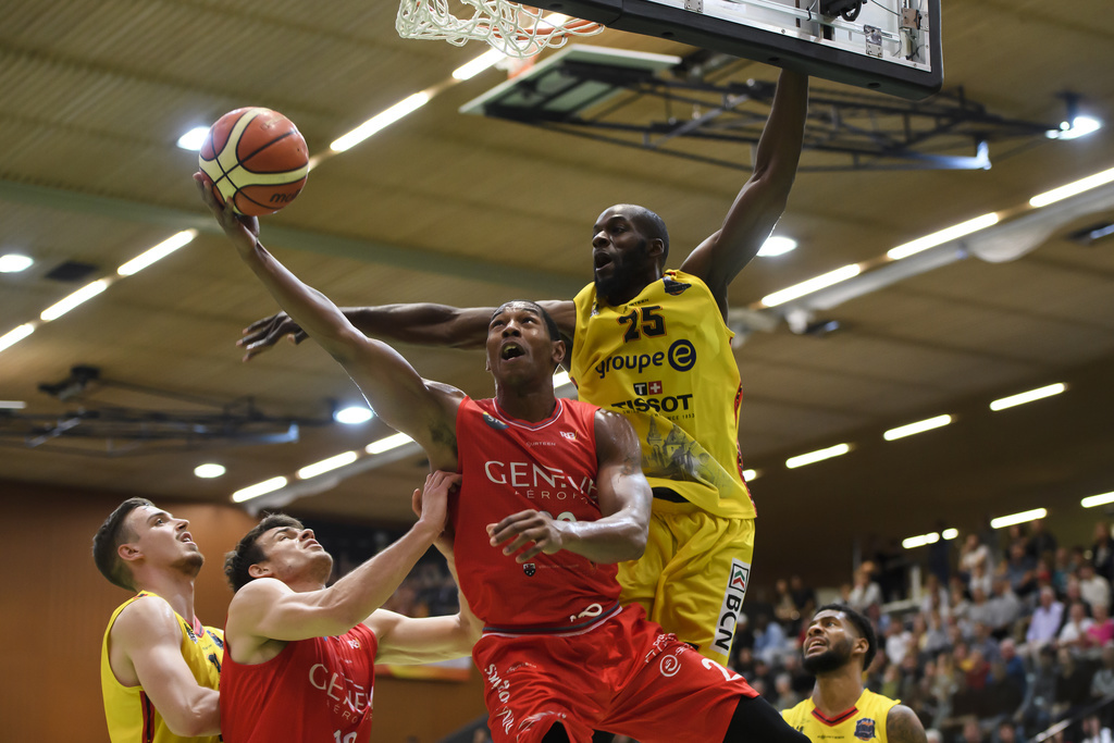 Markel Humphrey (centre-gauche, en rouge) lutte avec l'ancien Unioniste James Padget lors de la rencontre de SB League, entre Union Neuchâtel Basket et les Lions de Geneve, dimanche 6 octobre 2019, à la salle de la Riveraine, à Neuchâtel.