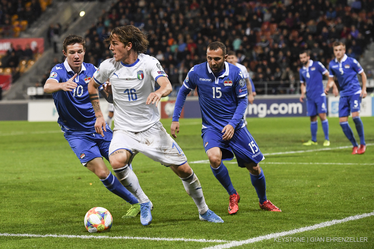 International pour le Liechtenstein, Noah Frick (à gauche, en bleu No 10, ici contre l'Italie) a signé avec Xamax.