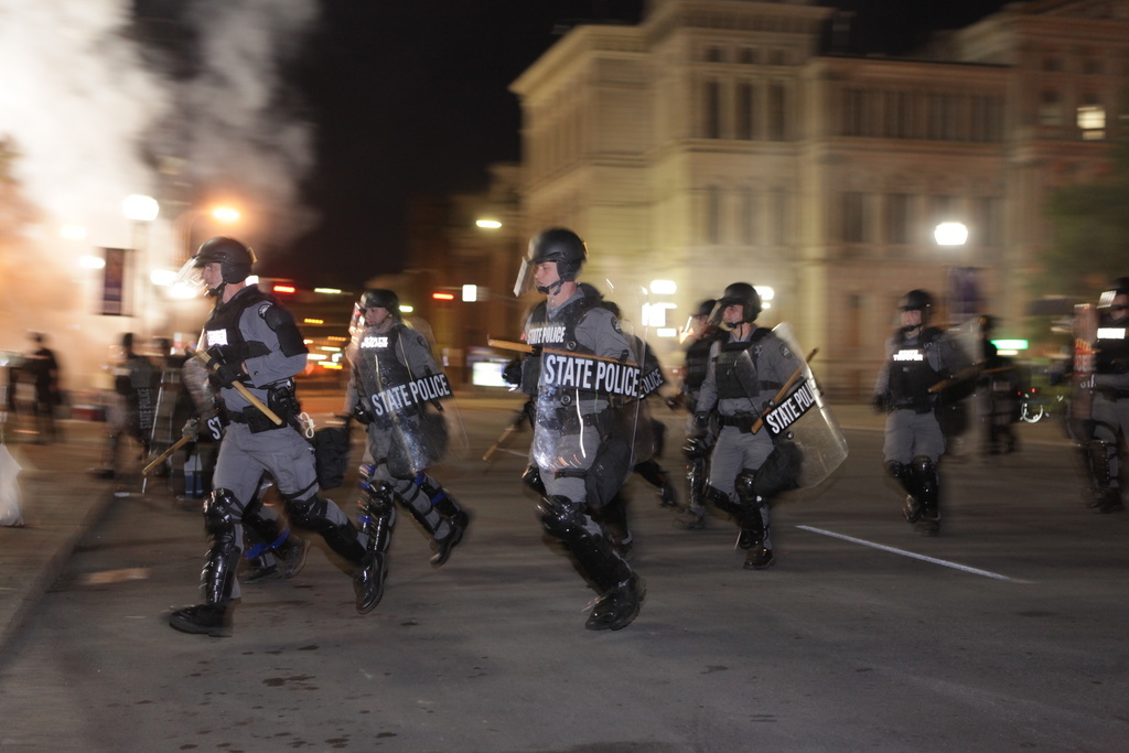 Les violences ont repris de plus belle à Louisville, Kentucky, après une décision de justice qualifiée de trop clémente à l'égard des policiers inculpés dans l'affaire Breonna Taylor.