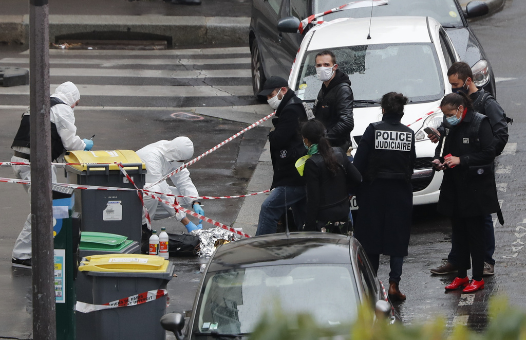 L'attaque a eu lieu devant l'agence de presse Premières Lignes dont l'immeuble, situé dans l'est parisien, est le même que celui qui abritait les locaux de Charlie Hebdo.