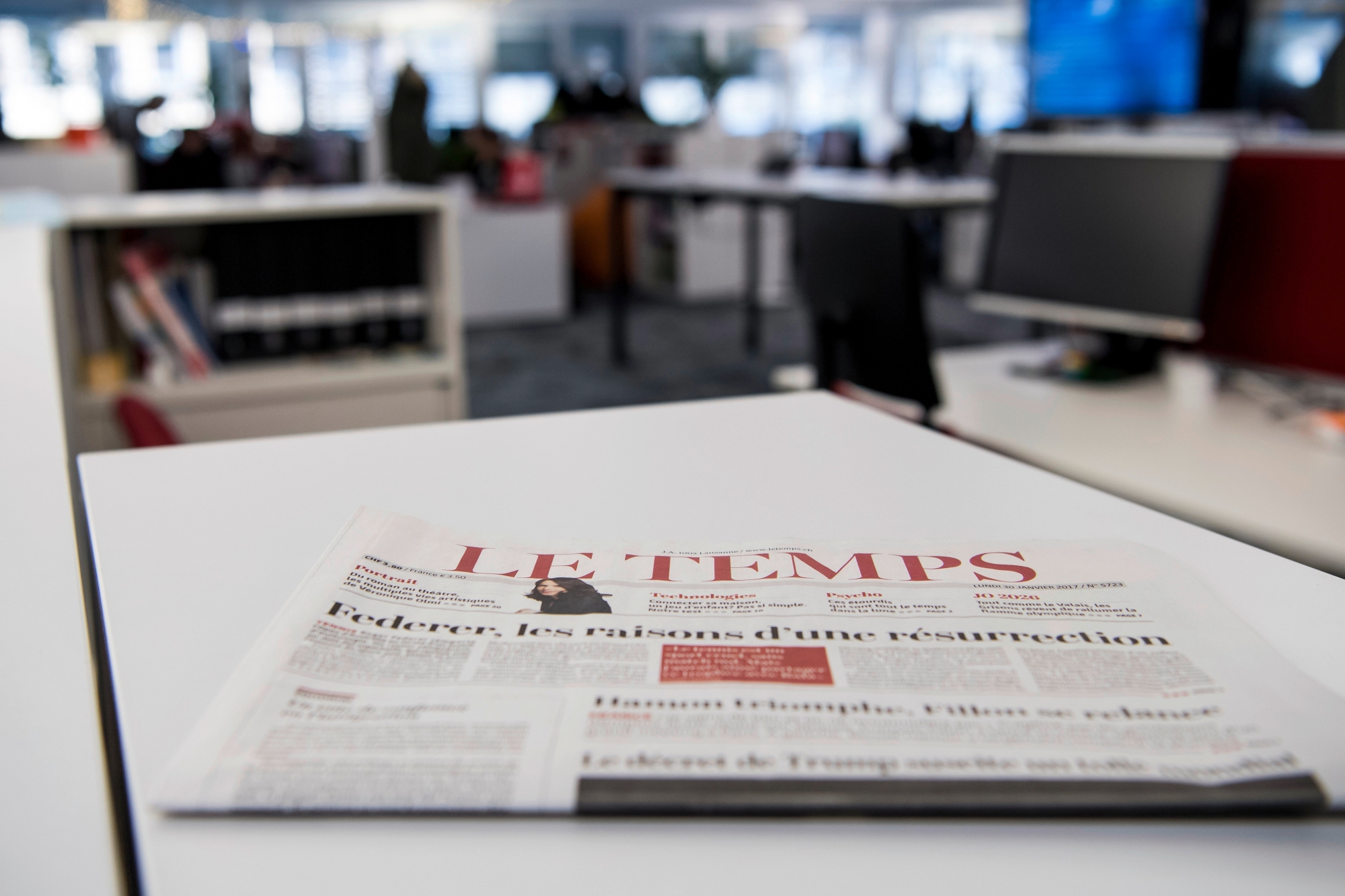 Un exemplaire du journal Le Temps est visible dans la newsroom du journal Le Temps ce mercredi 1 fevrier 2017 a Lausanne. (KEYSTONE/Jean-Christophe Bott) ArcInfo