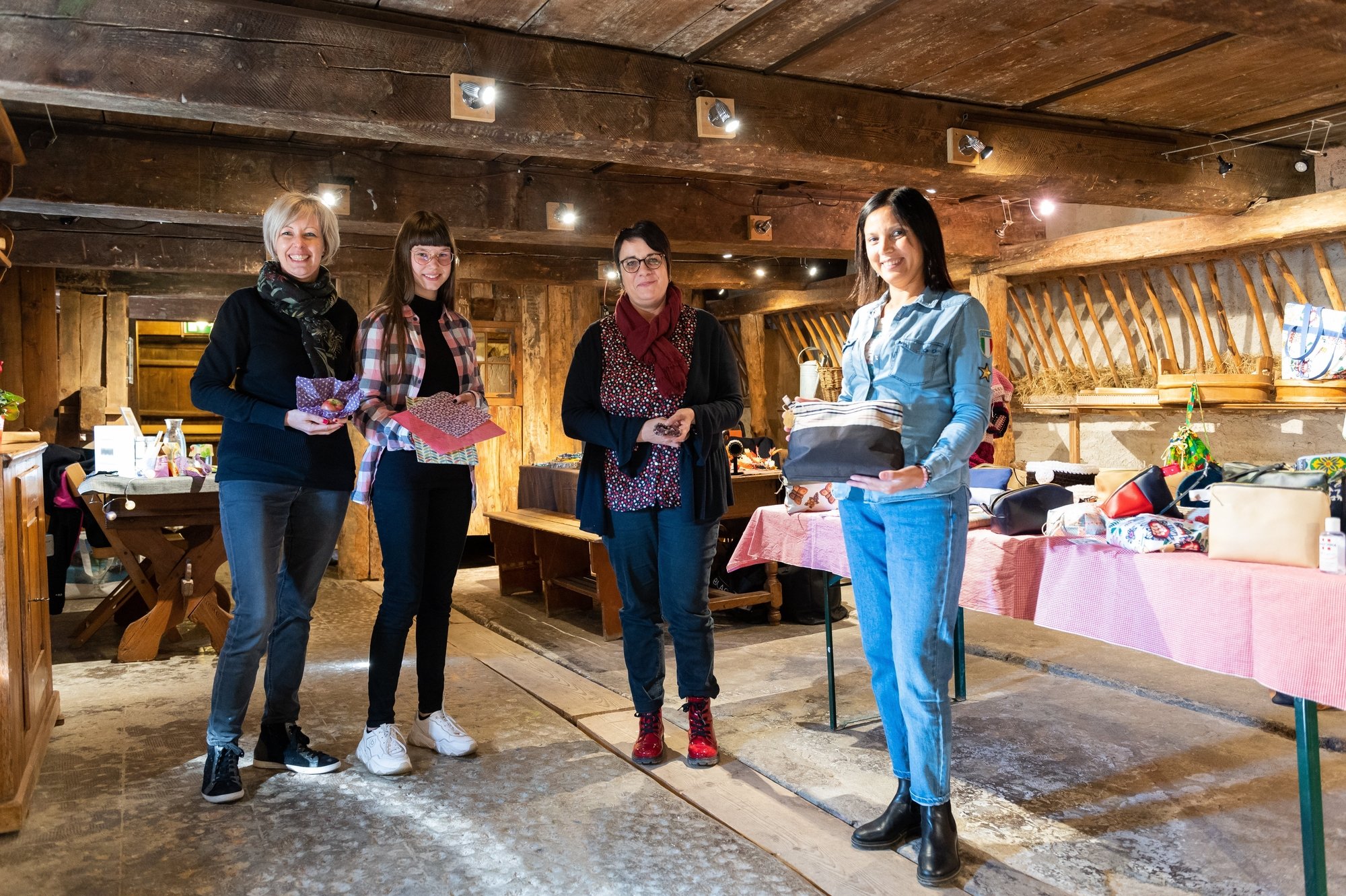Sara et Maïwenn Grandjean, Maria Cordo et Giusci Scuderi (de g. à dr.) ont présenté leurs créations durant la journée des artisans.