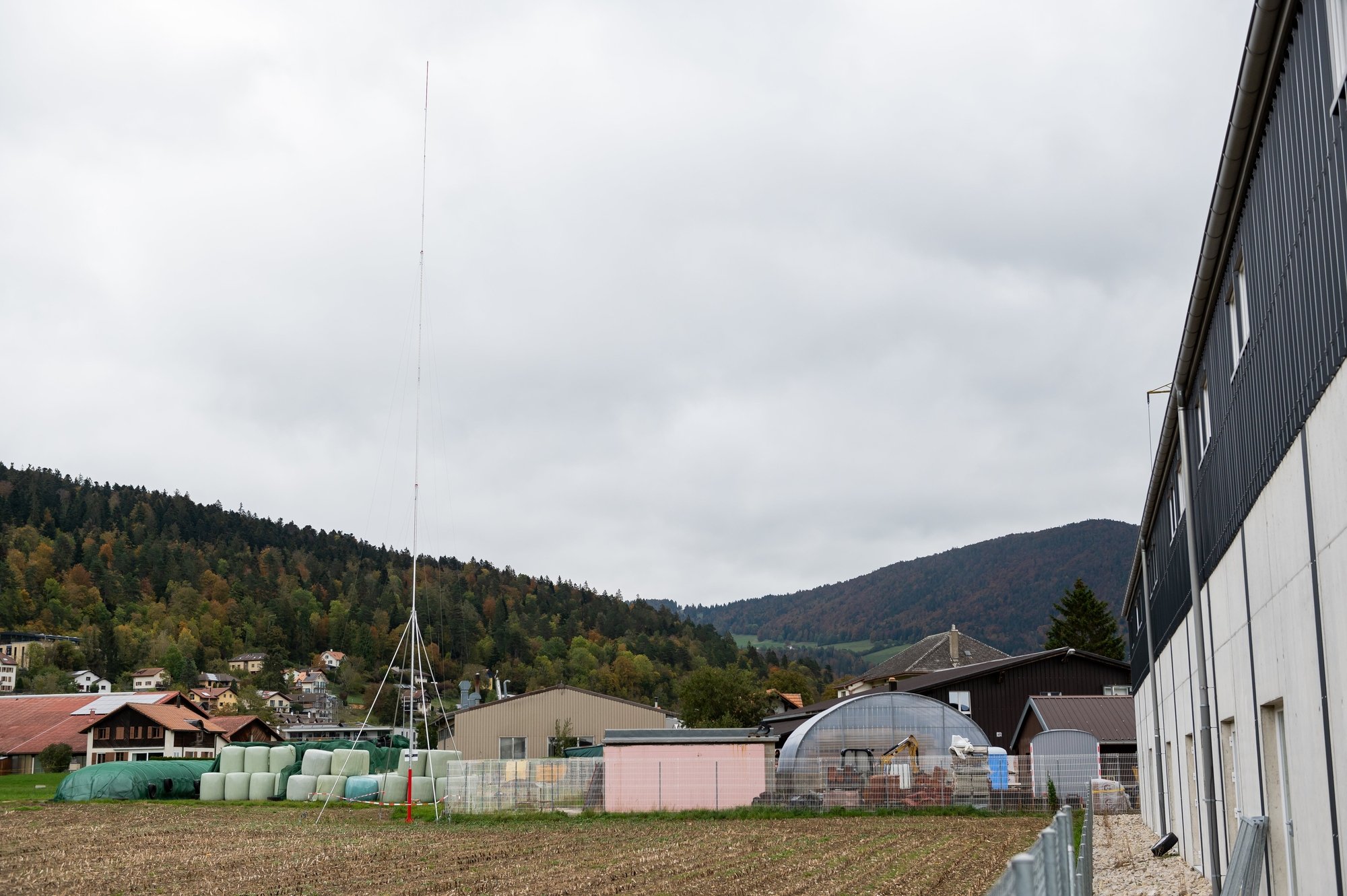 Plus de 500 personnes se sont opposées à l'antenne 5G, prévue à l'entrée ouest du village de Dombresson.