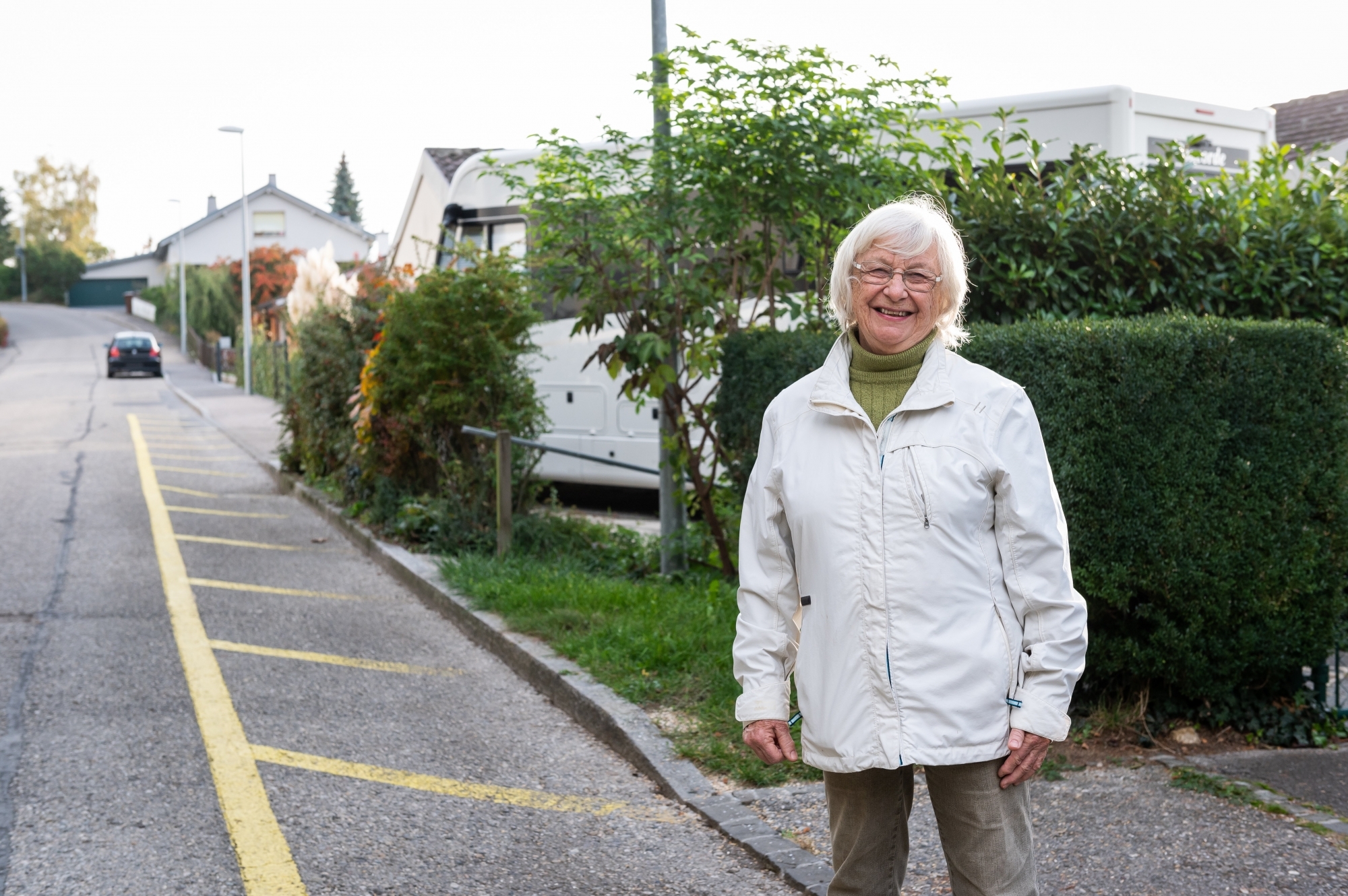 Privée de trottoir devant chez elle, à Neuchâtel, Sylvie Benoît se bat avec le sourire.
