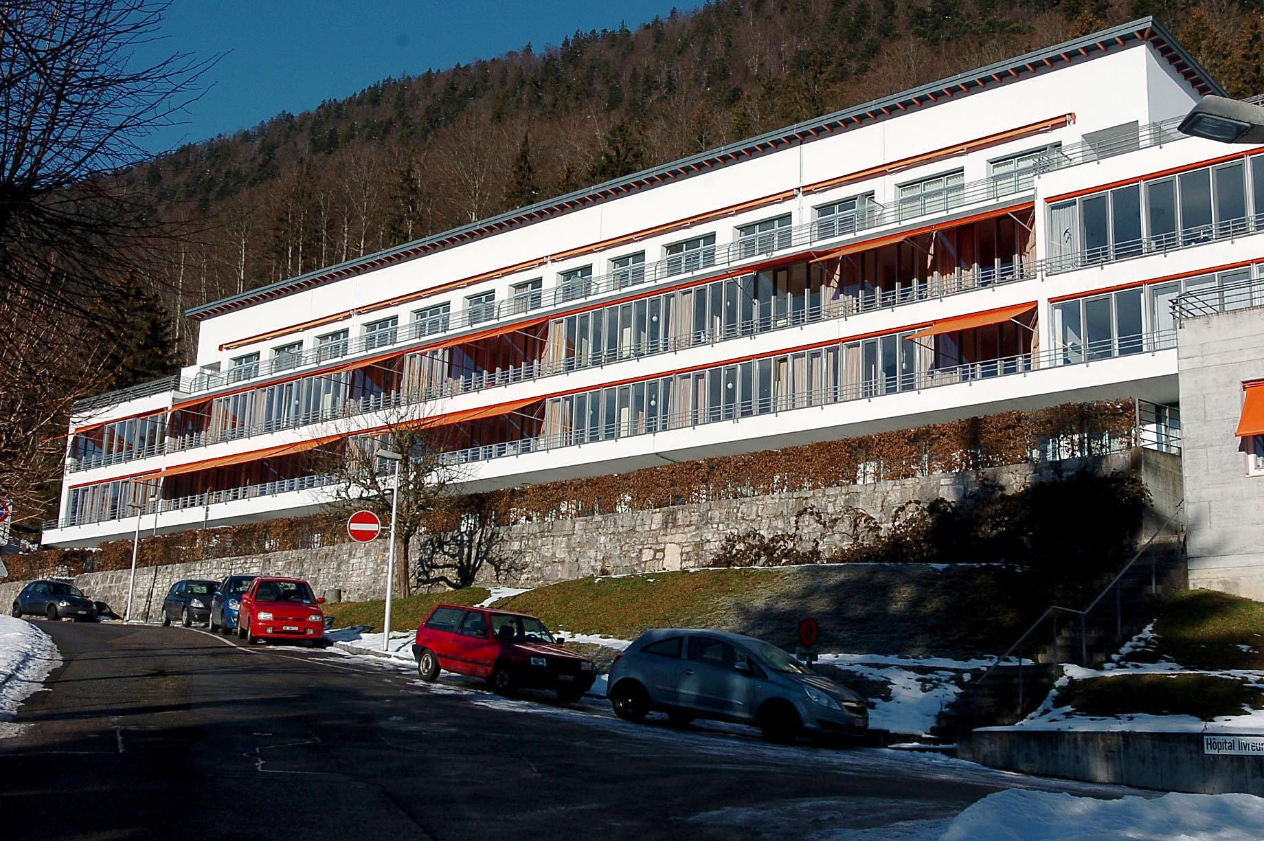 Un poste de dépistage du Covid a été installé près de l'entrée de l'hôpital de Saint-Imier.