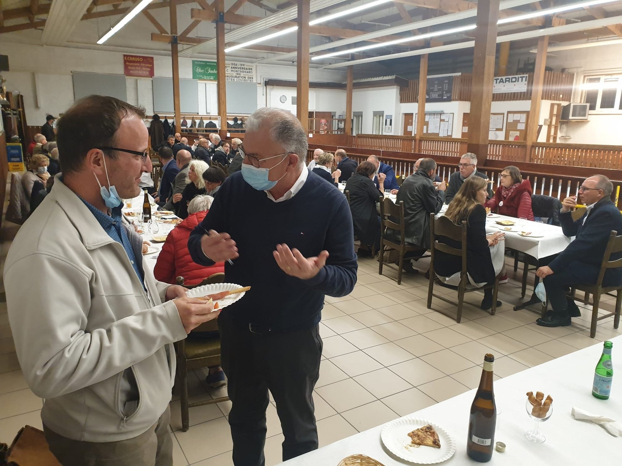 Mauro Quarta (masqué) avec le PLR Frédéric Vaucher, lors du débat politique organisé au Boccia-Club montagnard, à La Chaux-de-Fonds.