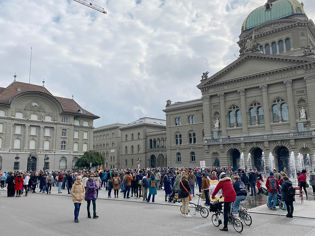 Plusieurs centaines de personnes se sont rassemblées dimanche sur la Place fédérale de Berne pour protester  contre la politique de la Confédération liée au coronavirus.