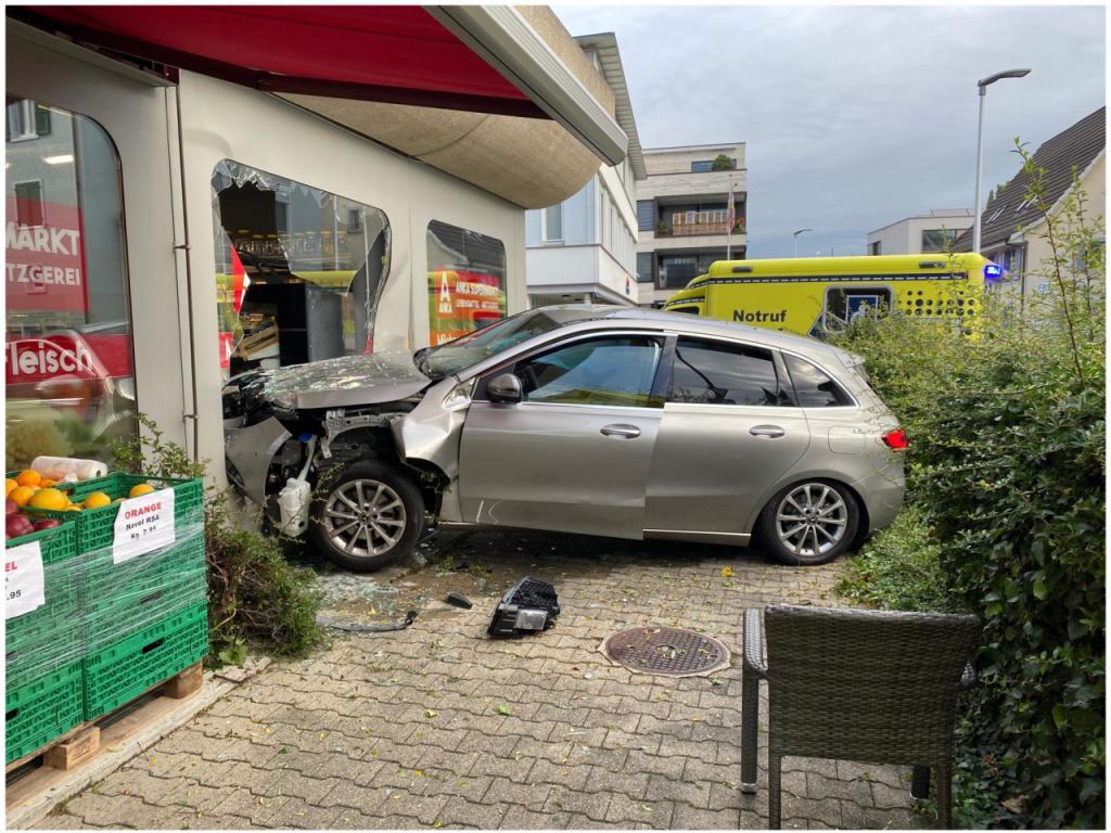 La voiture de la conductrice âgée de 83 ans a terminé sa course dans la vitrine d'un magasin à Reinach (BL).