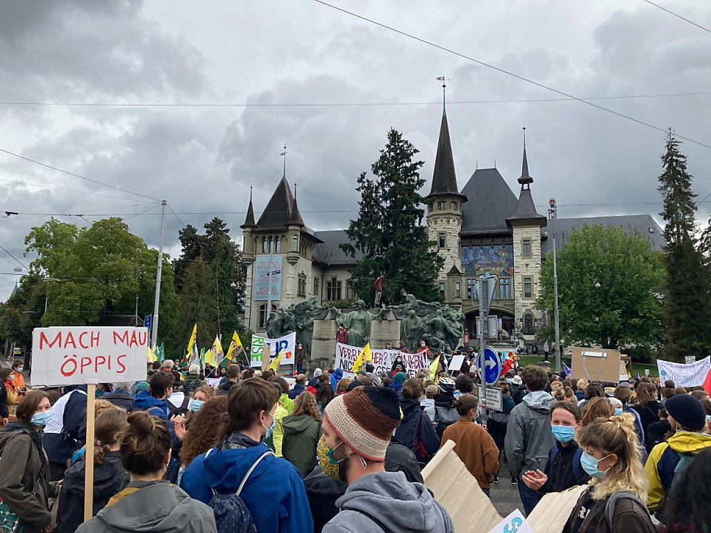 "Mach mau öppis" (fais donc quelque chose): la manifestation vendredi sur l'Helvetiaplatz à Berne se déroule en parallèle d'autres grèves des jeunes pour le climat sur toute la planète.