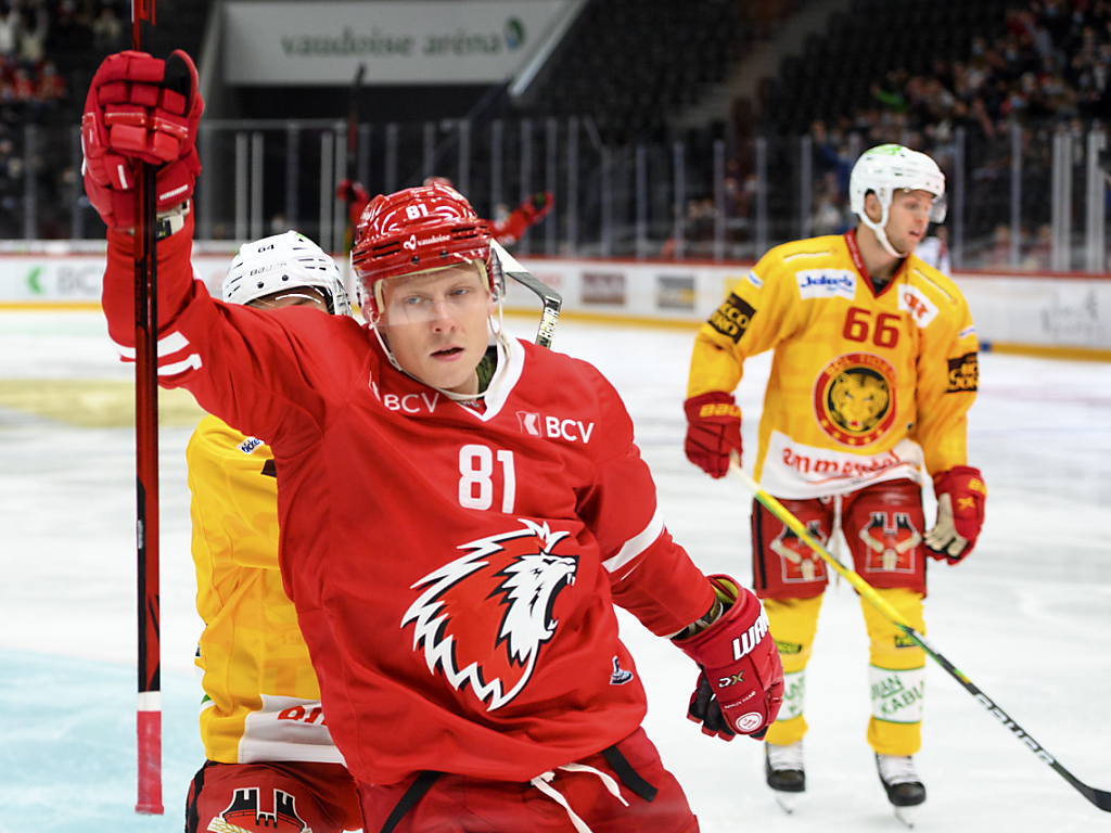 L'attaquant lausannois Ronald Kenins peut jubiler, il a inscrit le deuxième but du LHC.