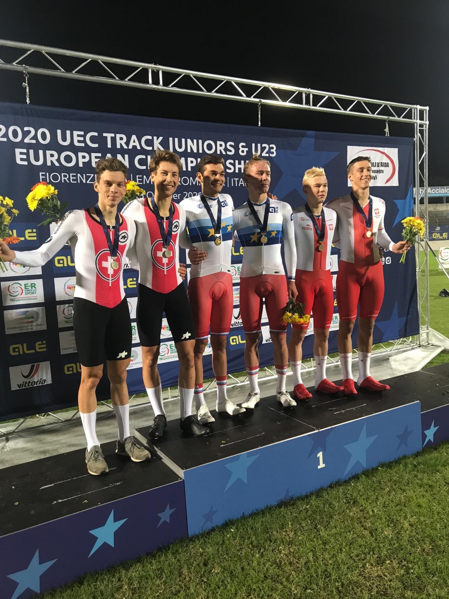 Valère Thiébaud (deuxième depuis la gauche) sur le podium des championnats d'Europe espoirs, en compagnie de son coéquipier Robin Froidevaux (tout à gauche).