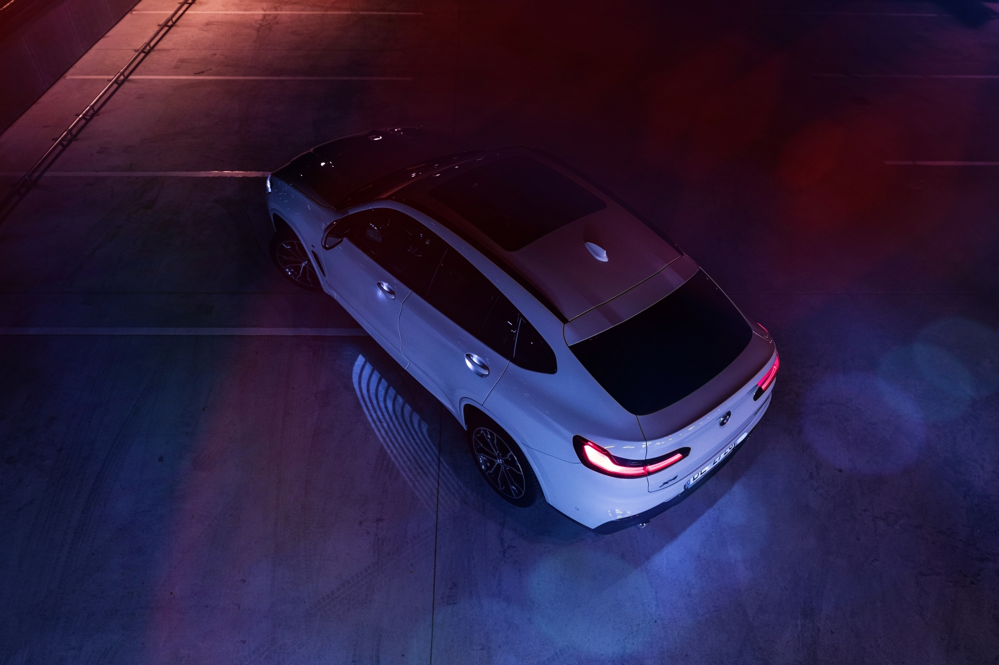 BMW équipe ses modèles X d’un «tapis de lumière» ou «light carpet», fourni par SUSS MicroOptics.