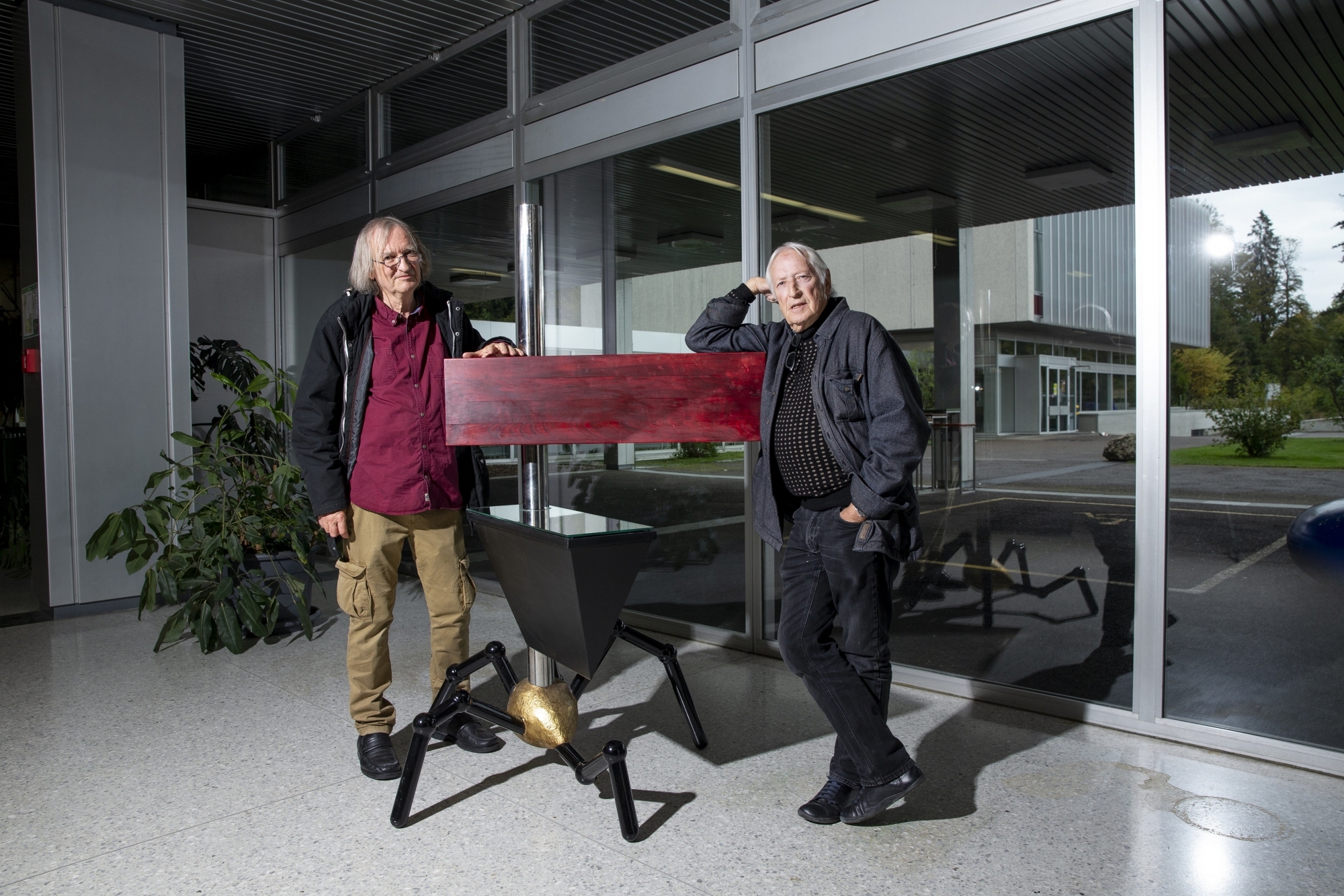 Pierre Bohrer (à g.) et Denis Schneider avec la sculpture de Boillat X offerte au Lycée Blaise Cendrars, à La Chaux-de-Fonds.
