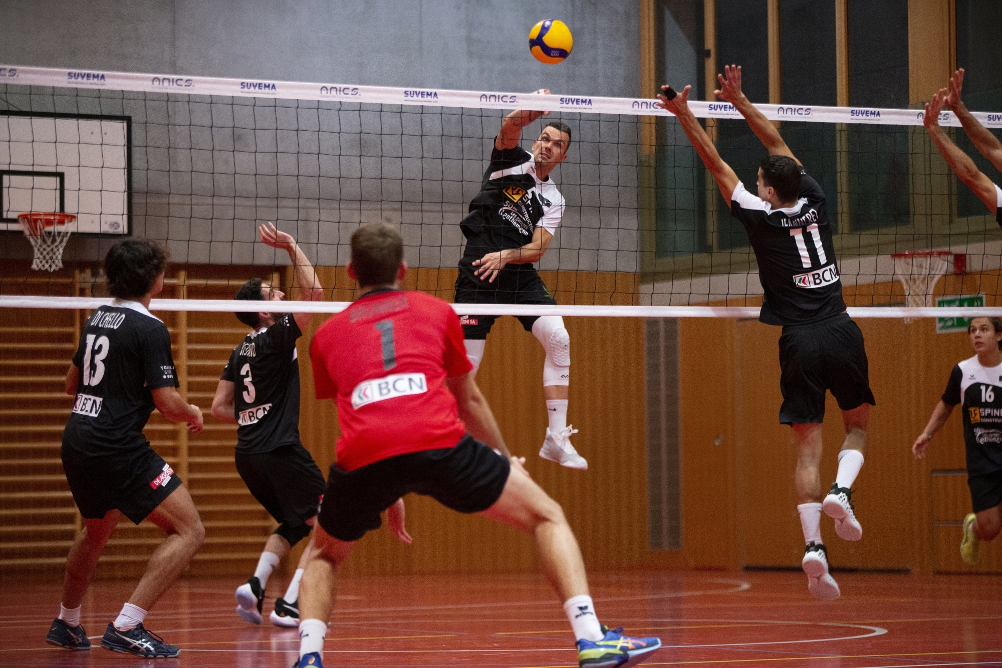 Stéphane Ritter (no 5) est à l'attaque face à au capitaine Frédéric Jeanneret (no 11) et David Brunner (no 1), le libero, lors d'un entraînement de Colombier Volley, jeudi soir, à la salle des Mûriers.