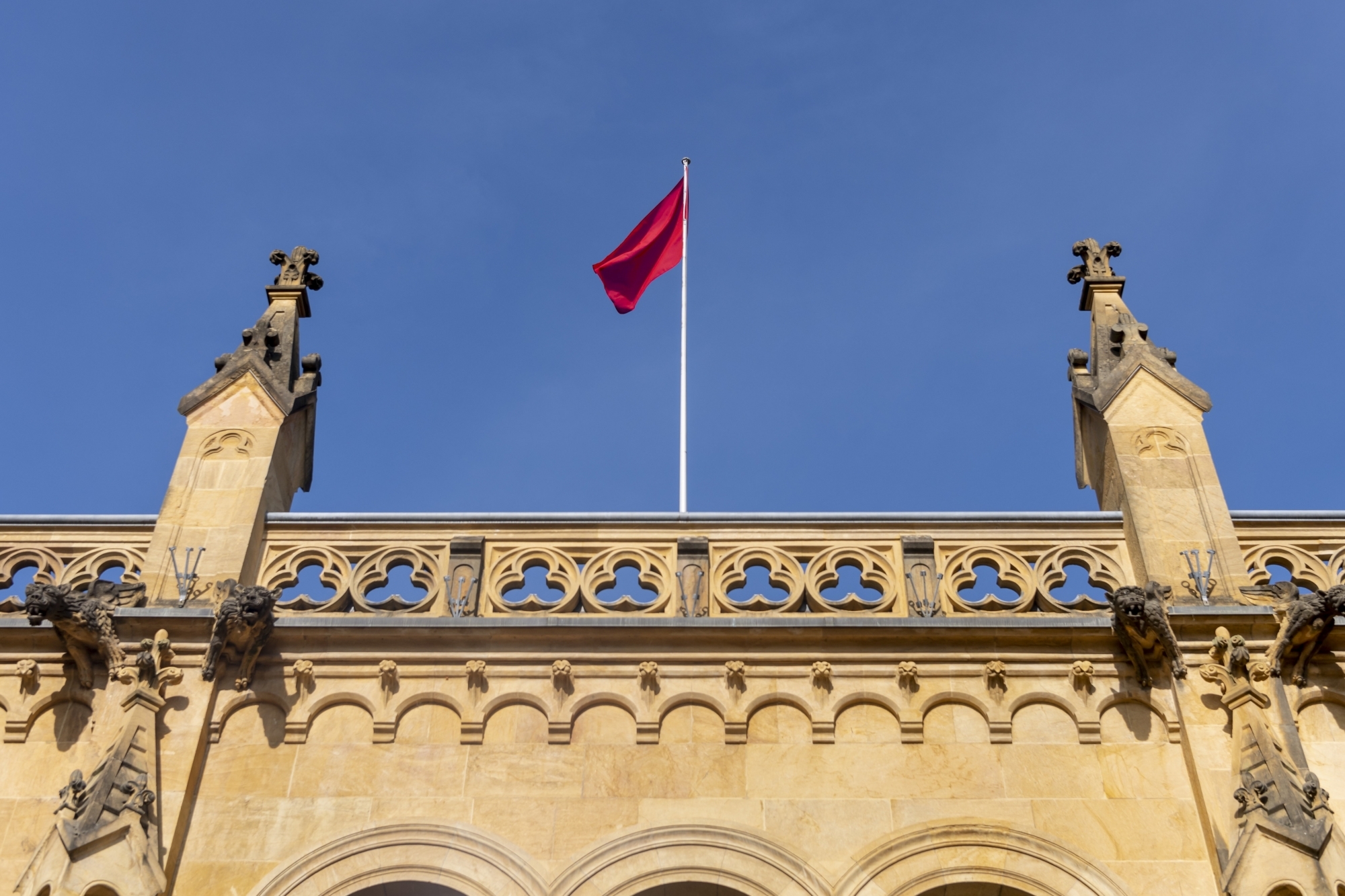 Le drapeau rouge flotte plus que jamais sur le château de Neuchâtel.