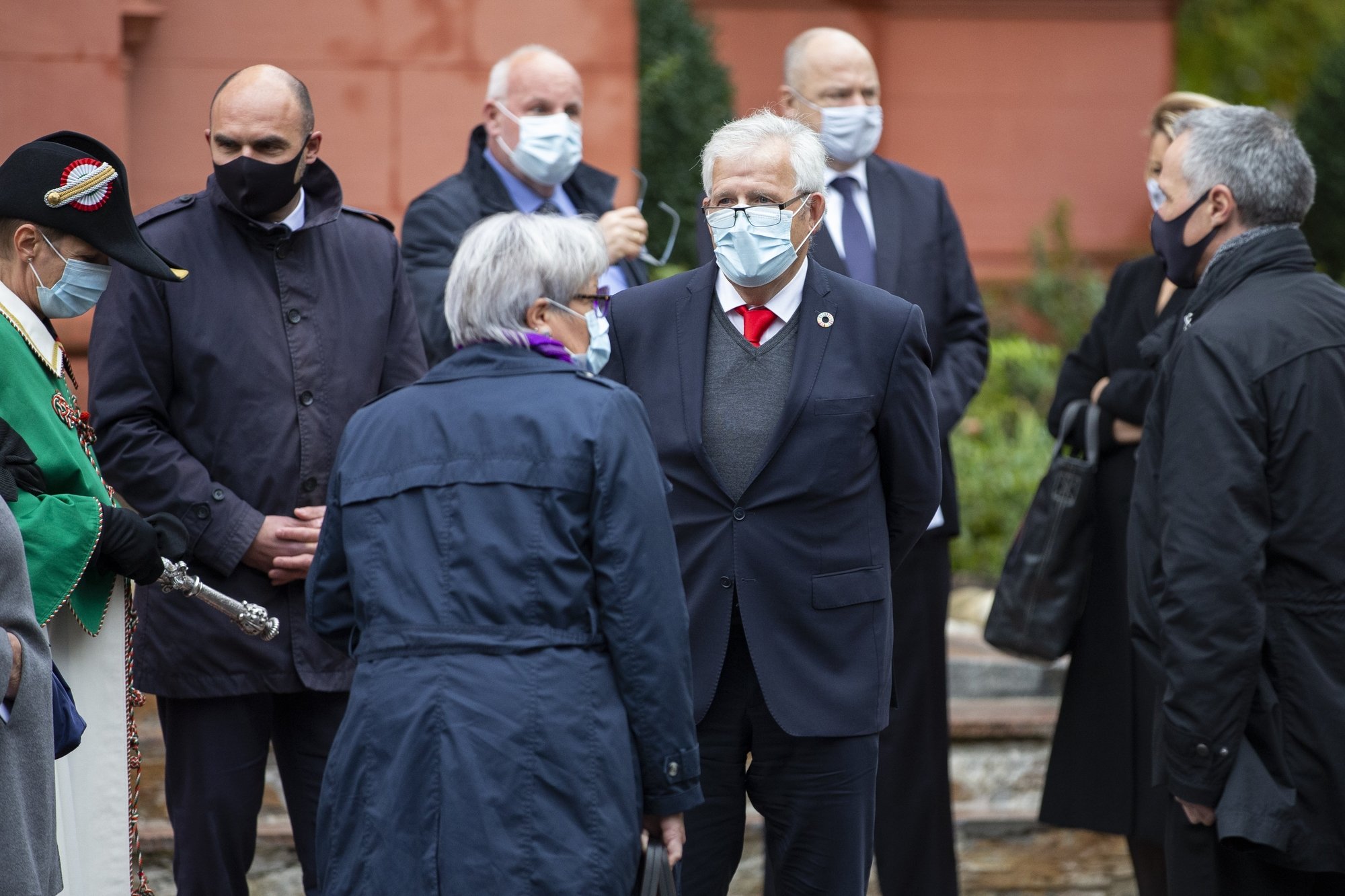 Laurent Favre, Didier Berberat, Hans Stoeckli, Jean Studer, Laurent Kurth, Monika Maire-Hefti, devant l'église rouge à Neuchâtel, lors de la cérémonie d'adieux à René Felber, ce lundi après-midi.