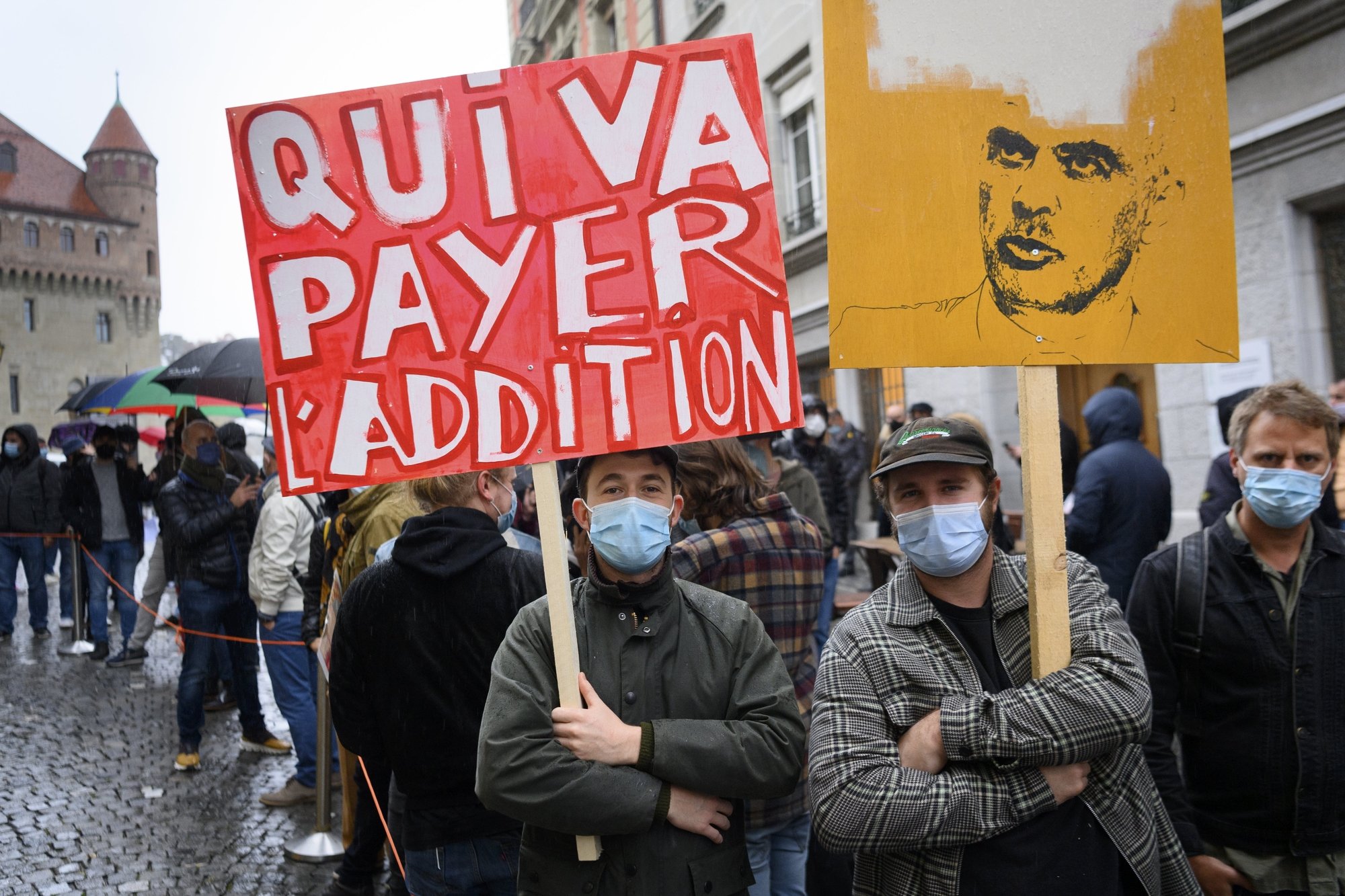 Dans le canton de Vaud, des personnes issues des milieux de la restauration ont manifesté afin demander des mesures de soutien et d'indemnisation immédiates.