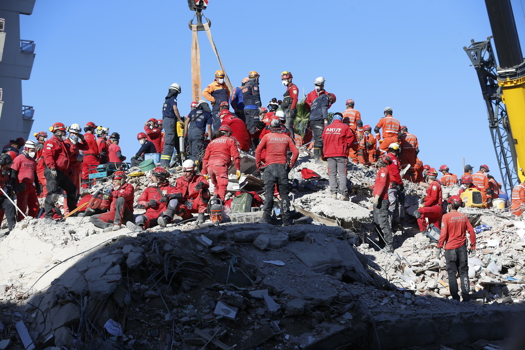 A Izmir, les secouristes s'activent toujours dans les décombres, à la recherche de survivants.