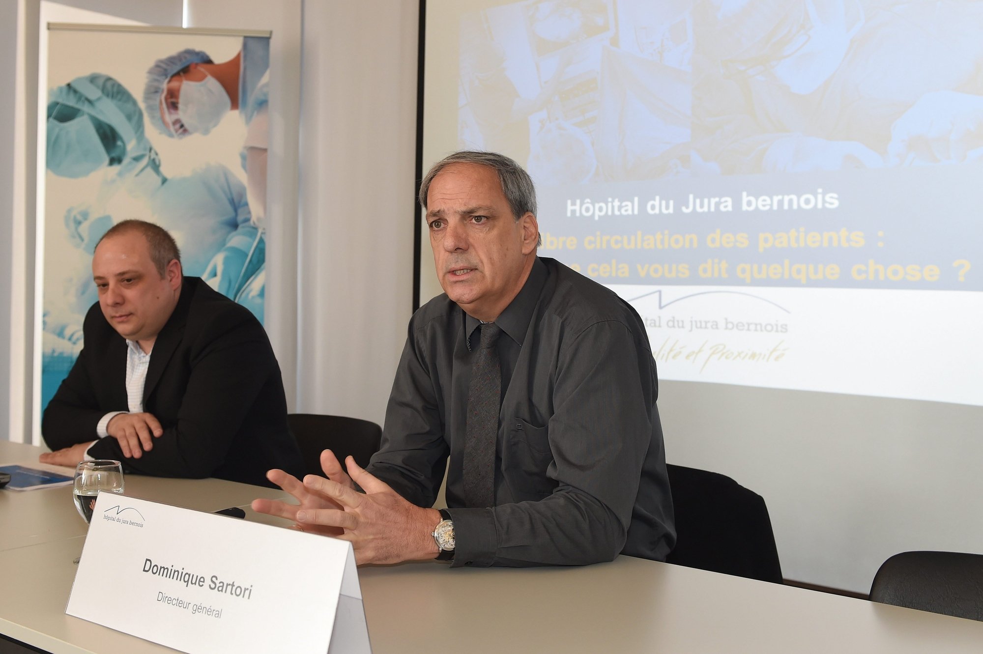 À droite, Dominique Sartori, directeur de l'Hôpital du Jura bernois.
