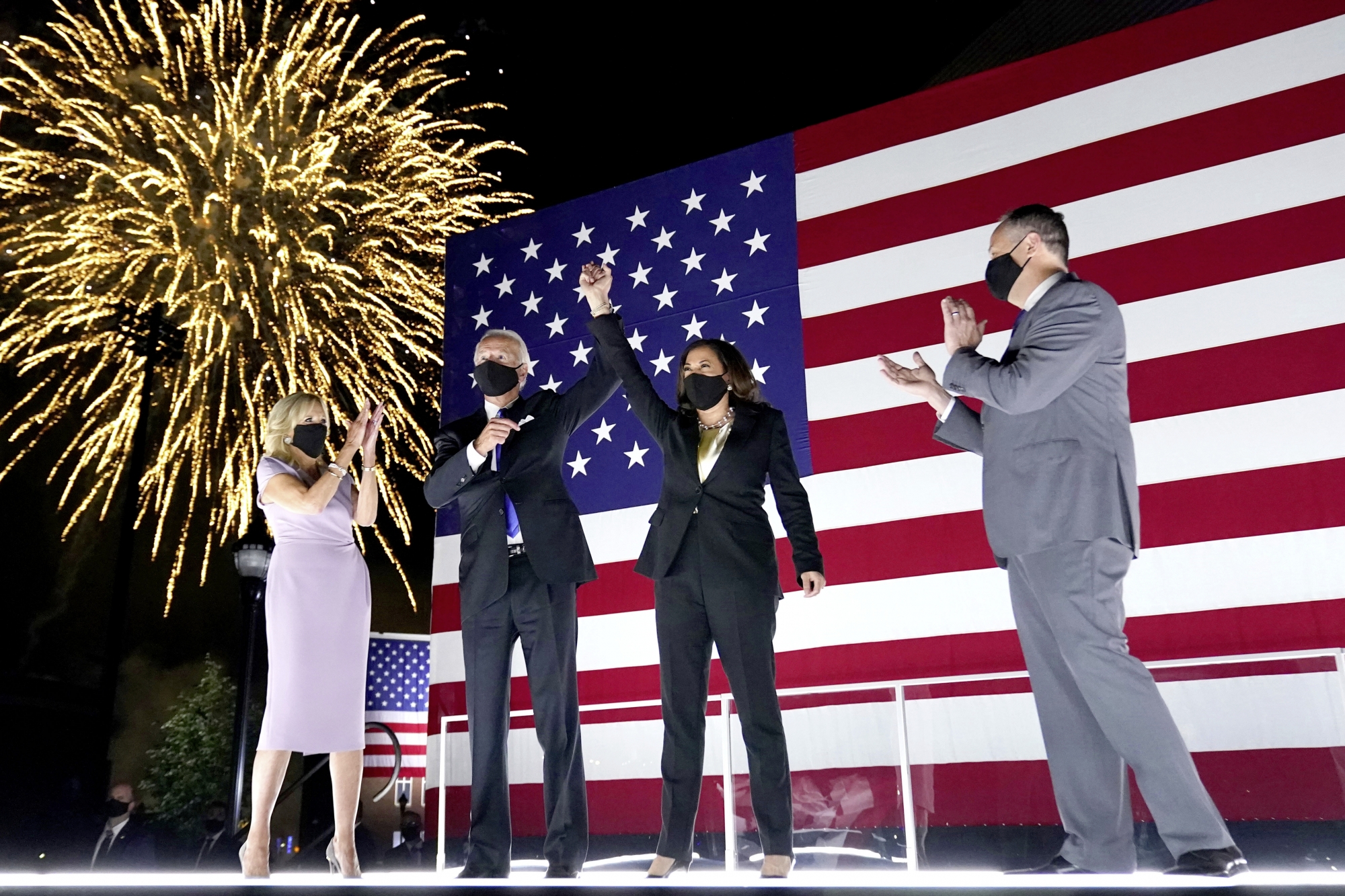 Joe Biden et Kamala Harris (au centre) sont sortis victorieux des élections.