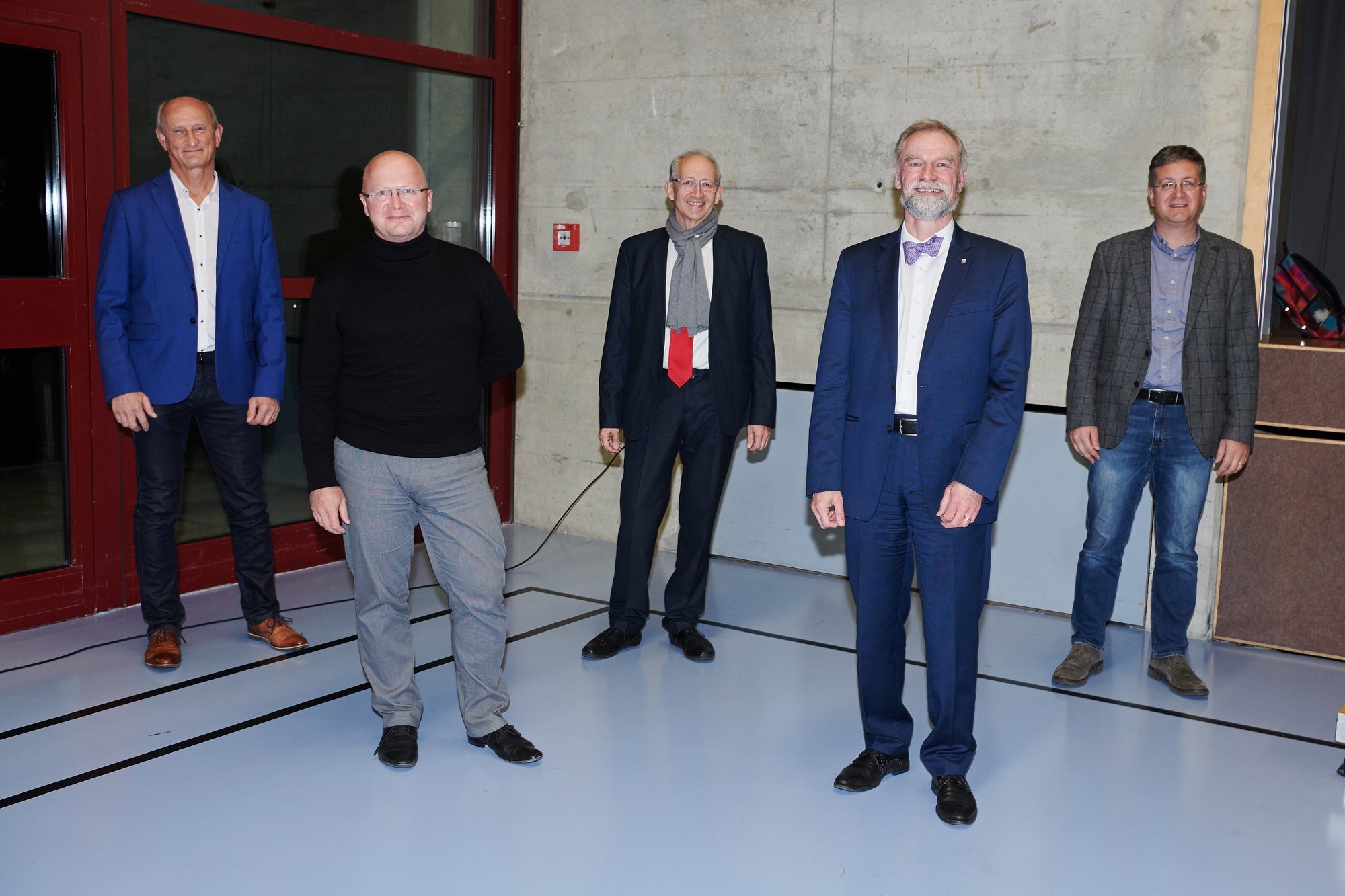 Les cinq nouveaux conseillers communaux à Val-de-Ruz (de gauche à droite): Jean-Claude Brechbühler, Yvan Ryser, François Cuche, Roby Tschopp et  Daniel Geiser.