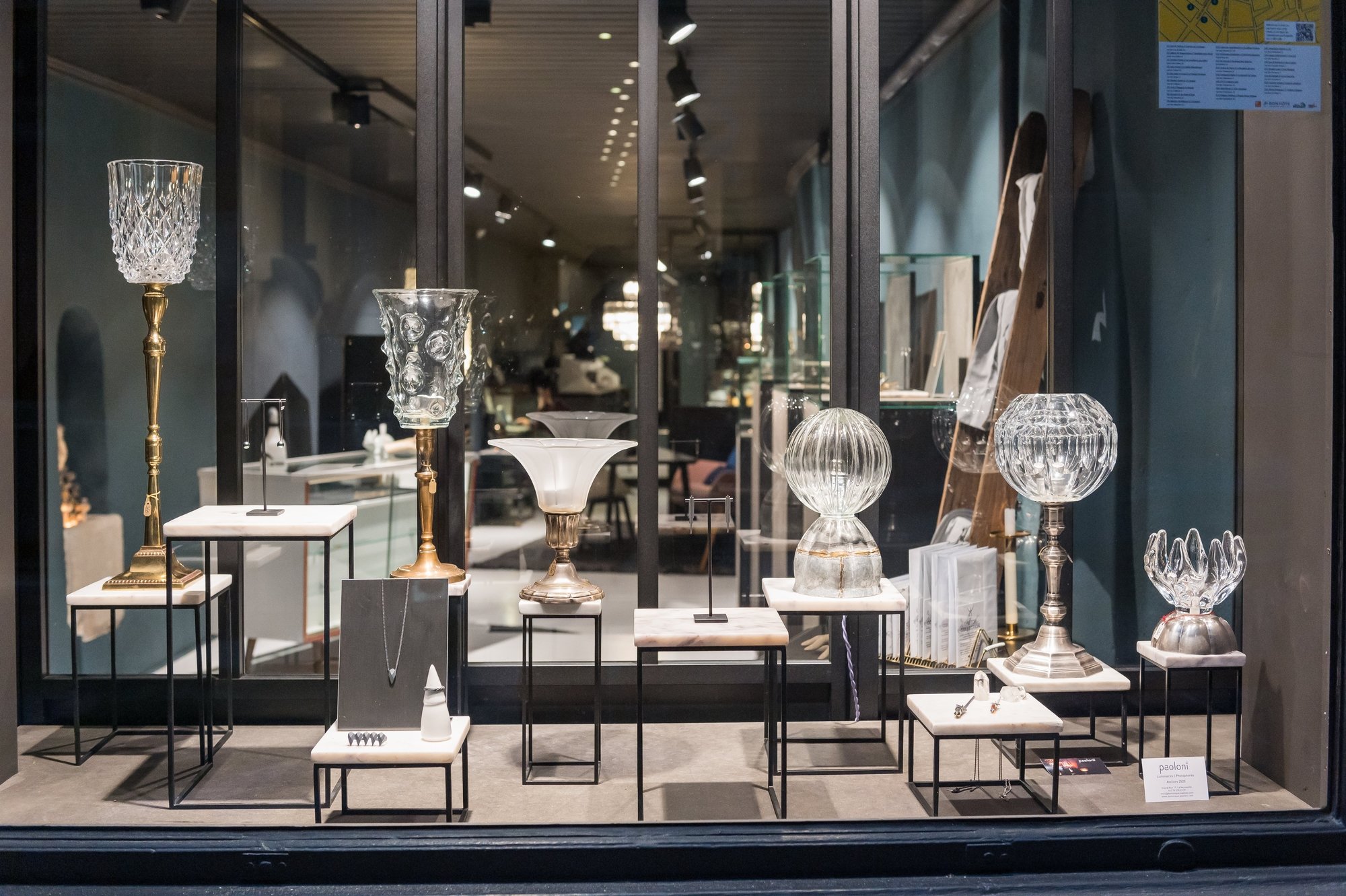 Les lampes de Dominique Paoloni pour éclairer les bijoux exposés dans la vitrine de 2xC.