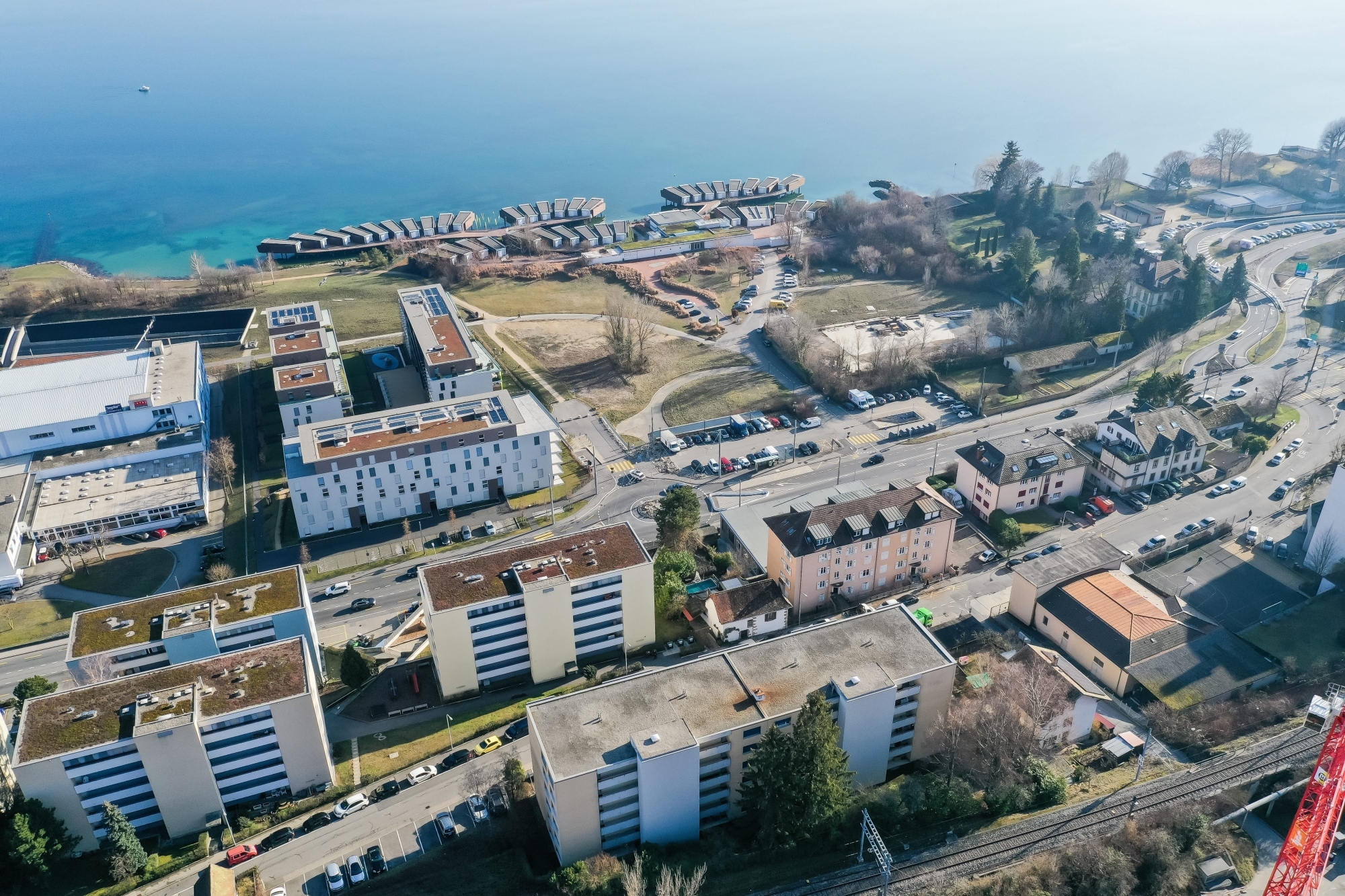 Le giratoire des Gouttes d'or (au centre de l'image), au cœur du quartier de Monruz.