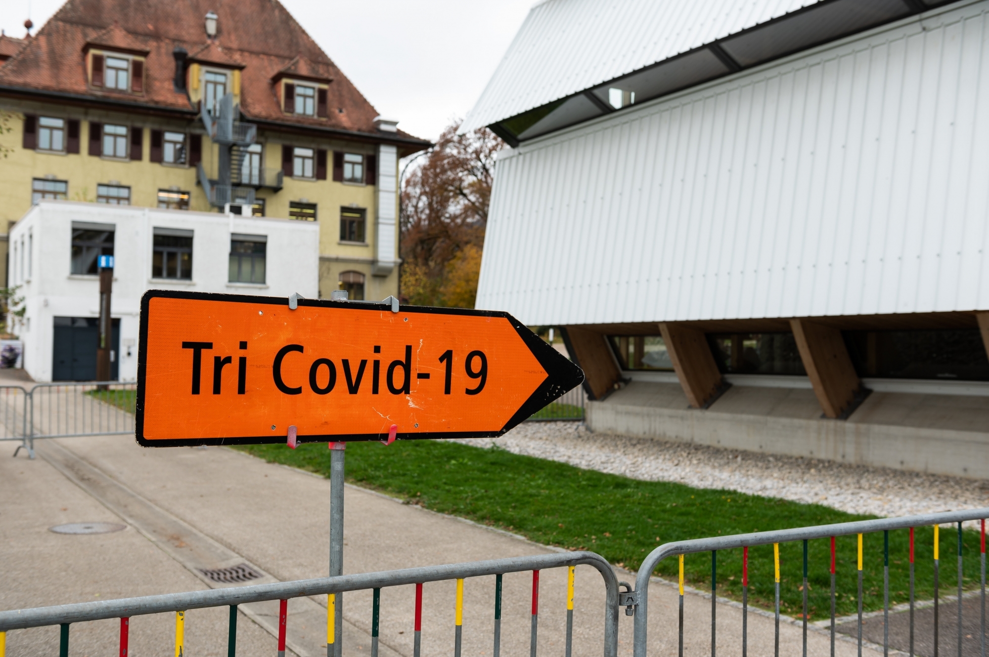 En plus des centres de test Covid (ici celui de Cernier), le canton de Neuchâtel propose dès ce jeudi également des tests rapides dans des centres médicaux.