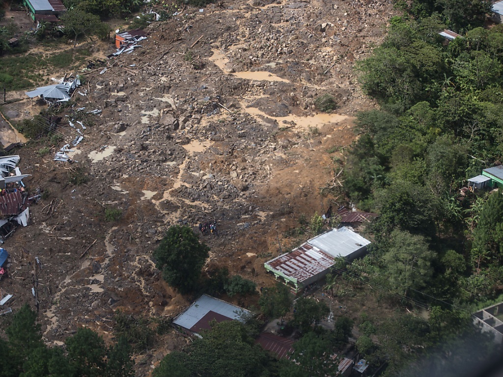 Alors que le Guatemala a déjà été durement frappé par l'ouragan Eta, qui a notamment provoqué des glissements de terrain comme ici dans le village de Queja, il se prépare au passage d'un deuxième cyclone (archives).