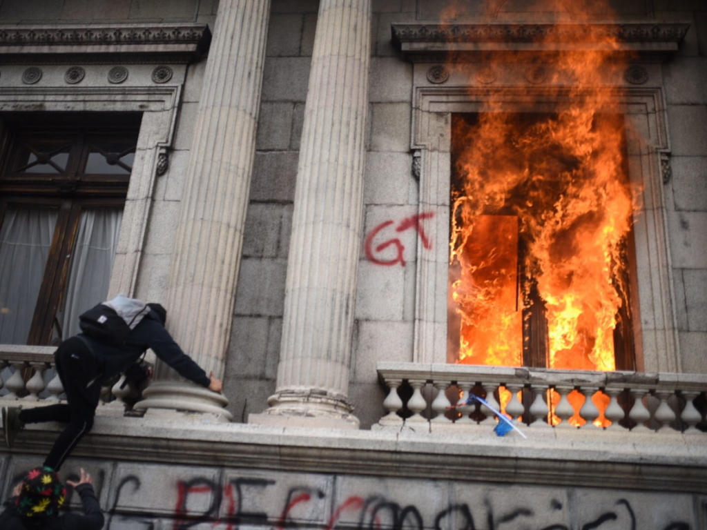Des manifestants ont mis le feu au bâtiment du Parlement.