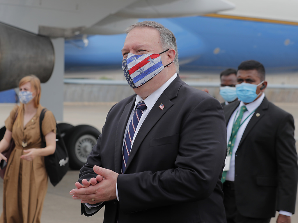 Mike Pompeo, s'apprêtant à monter à bord de son avion en direction des Maldives.