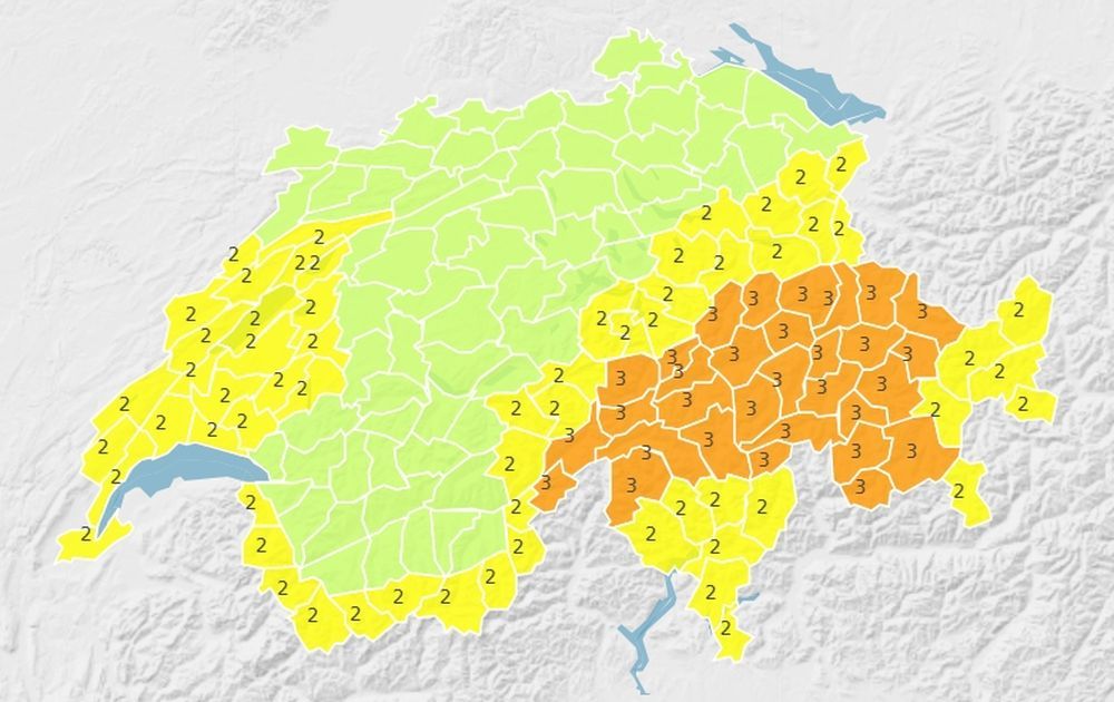 Zones concernées par des avis de fortes chutes de neige de degré 2 ( jaune) et de degré 3 (orange) pour la journée de lundi.