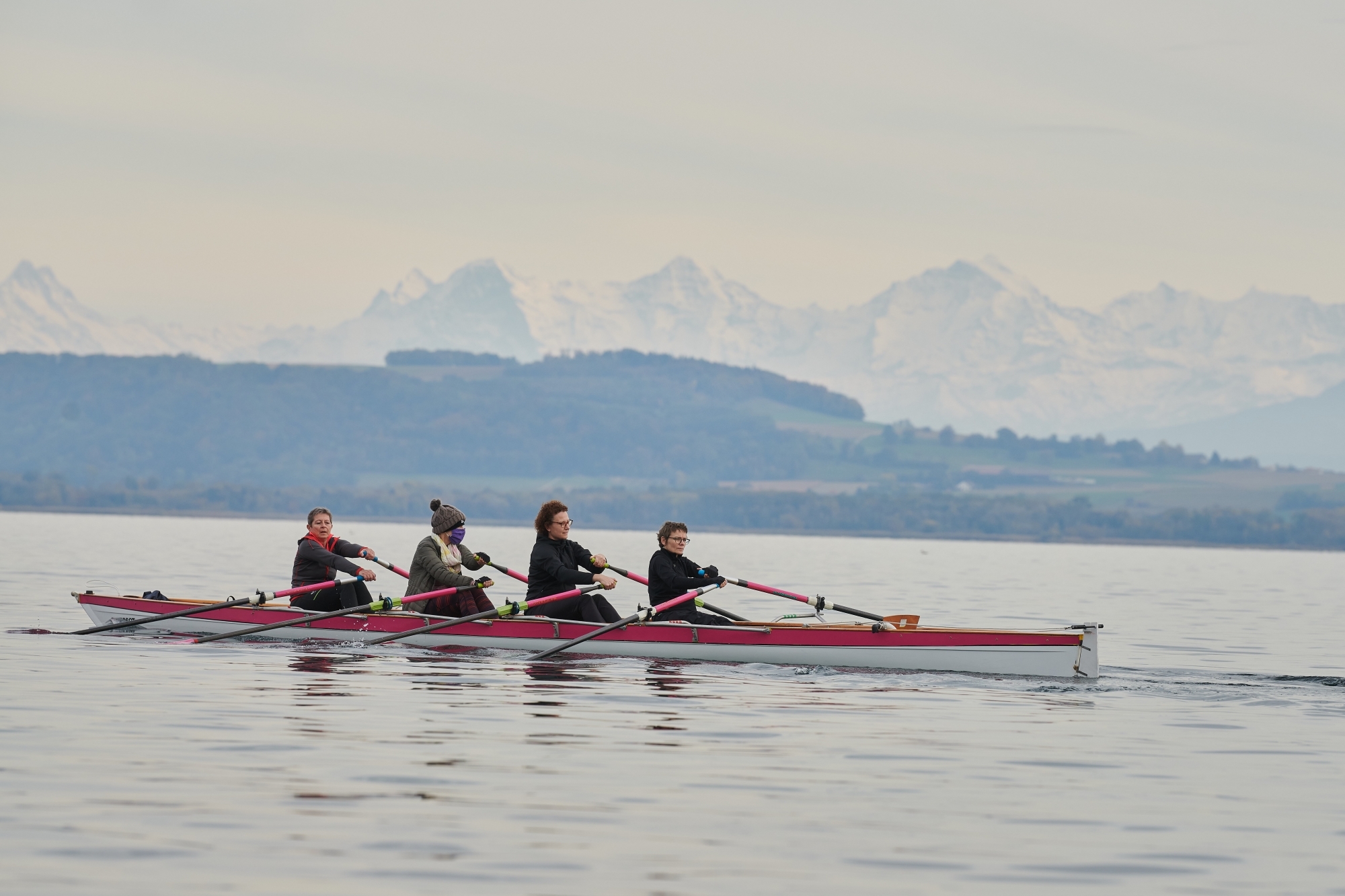 Les rameuses en rose, Elisabeth Herzig (à gauche) en tête, ont le lac de Neuchâtel comme terrain de jeu. Tout cela sous l'oeil bienveillant des trois Bernoises.