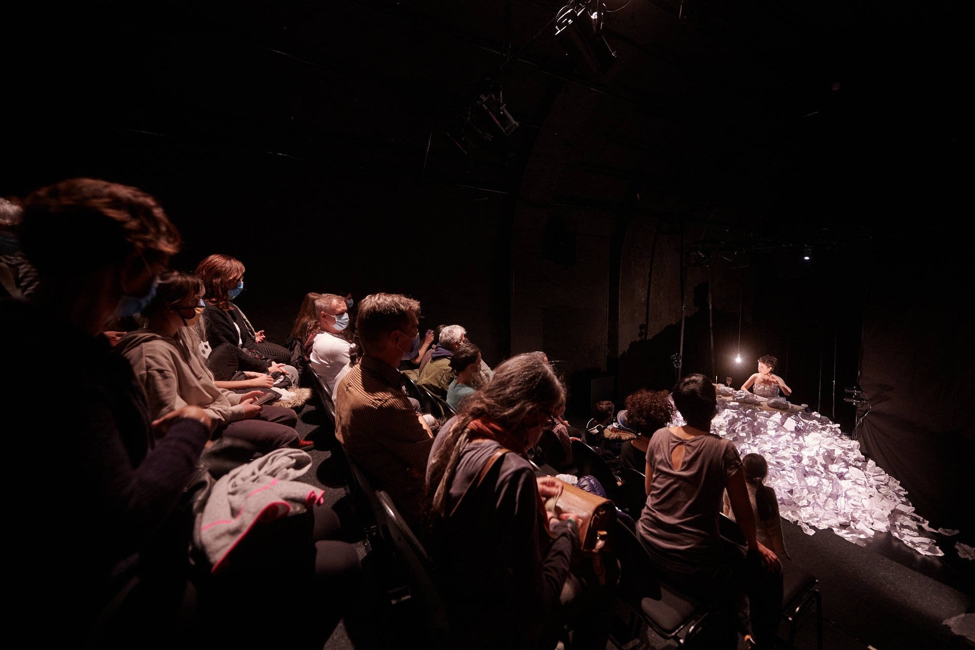 Une quarantaine de personnes sont venues au théâtre du Pommier, samedi, pour assister à "Niyar, un conte de papier".