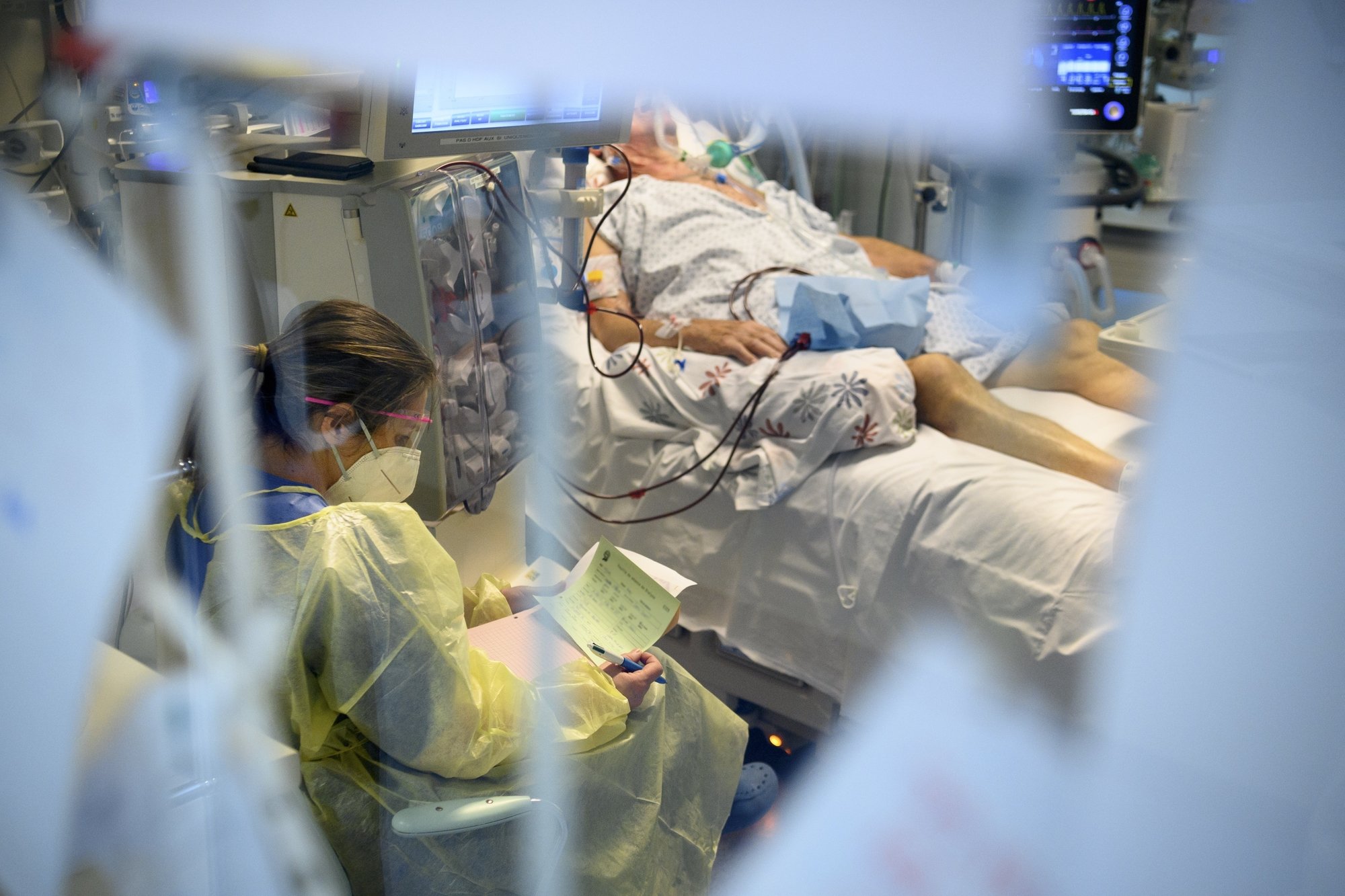 Même si le nombre total d'hospitalisations de patients atteints du Covid-19 baisse, la situation aux soins intensifs reste délicate. Ici, à l'hôpital Pourtalès de Neuchâtel.
