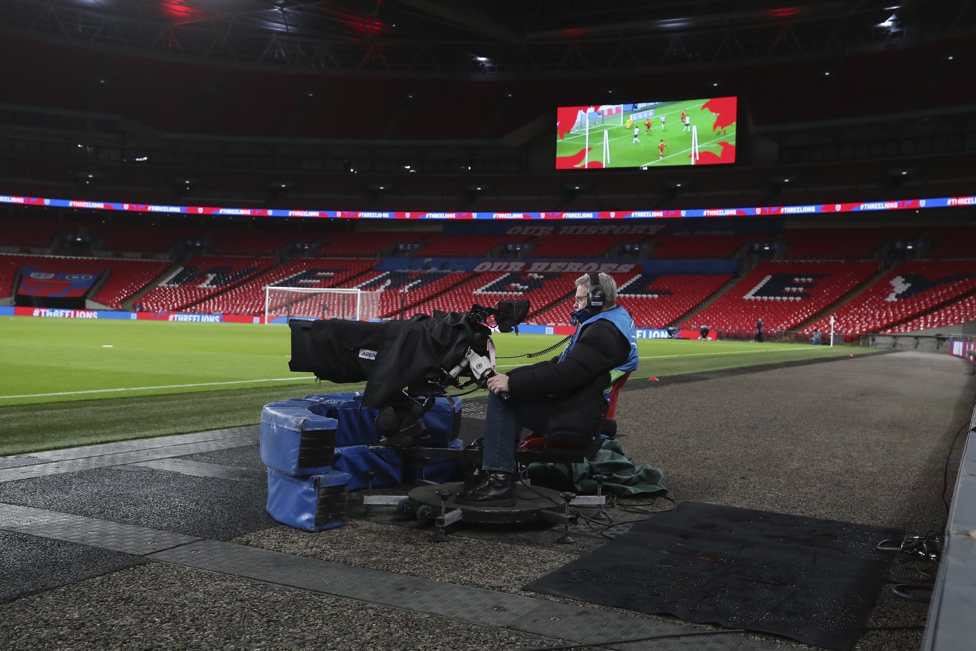 Les images de match de football dans les stades vides n'empêchent pas les téléspectateurs de suivre ces rencontres.