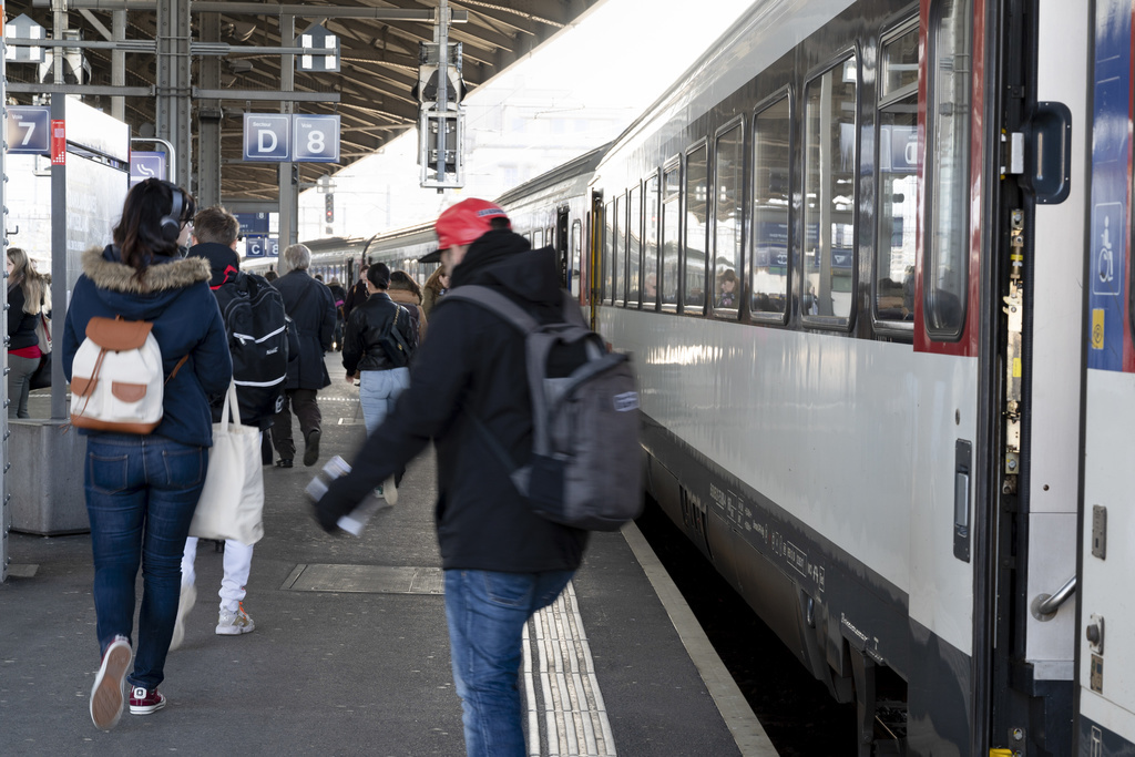 En moyenne, les Suisses prennent chacun 74 fois le train par année et parcourent 2505 kilomètres.